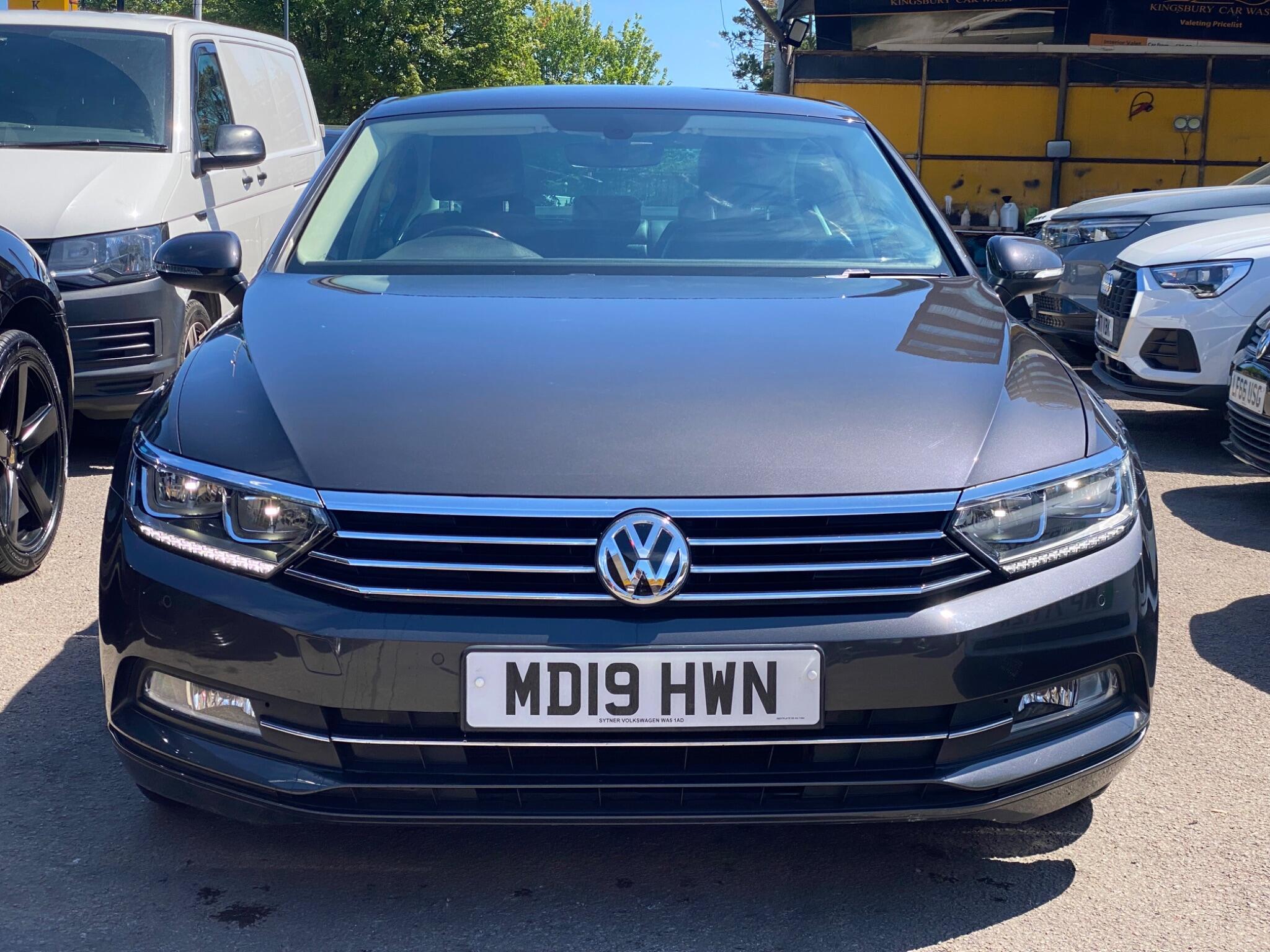 Volkswagen Passat view 3