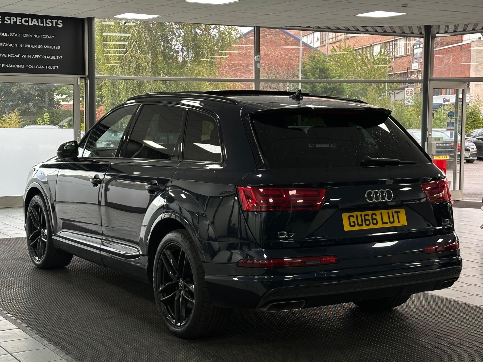 Audi Q7 view 10