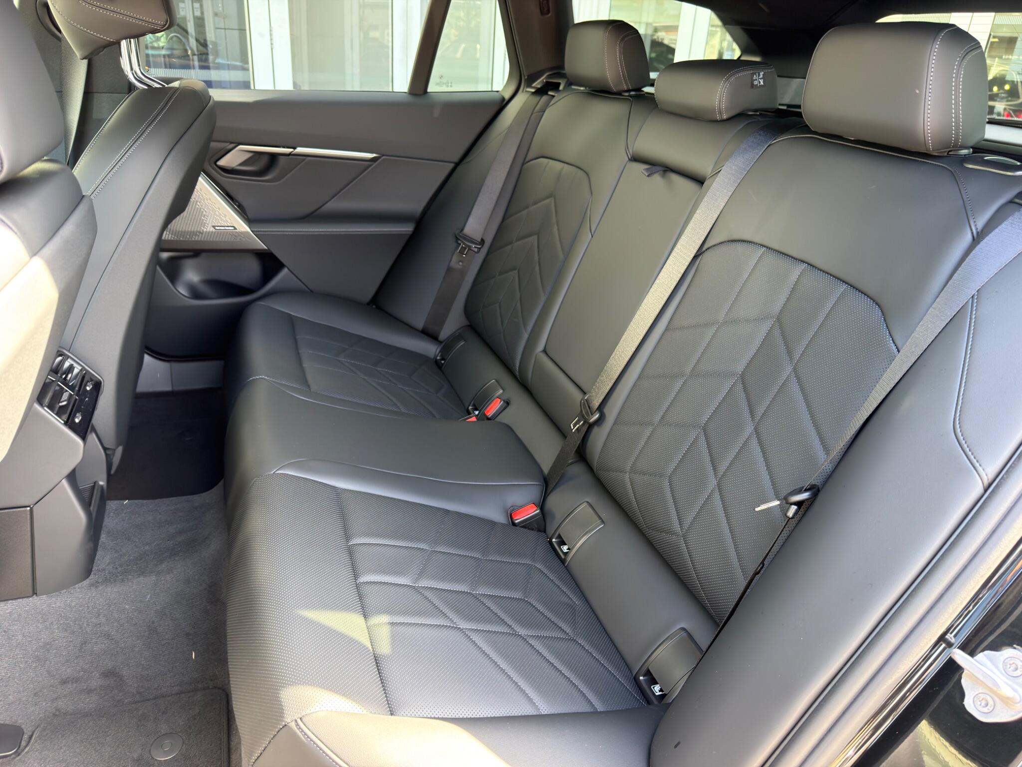 BMW 5 Series view 10