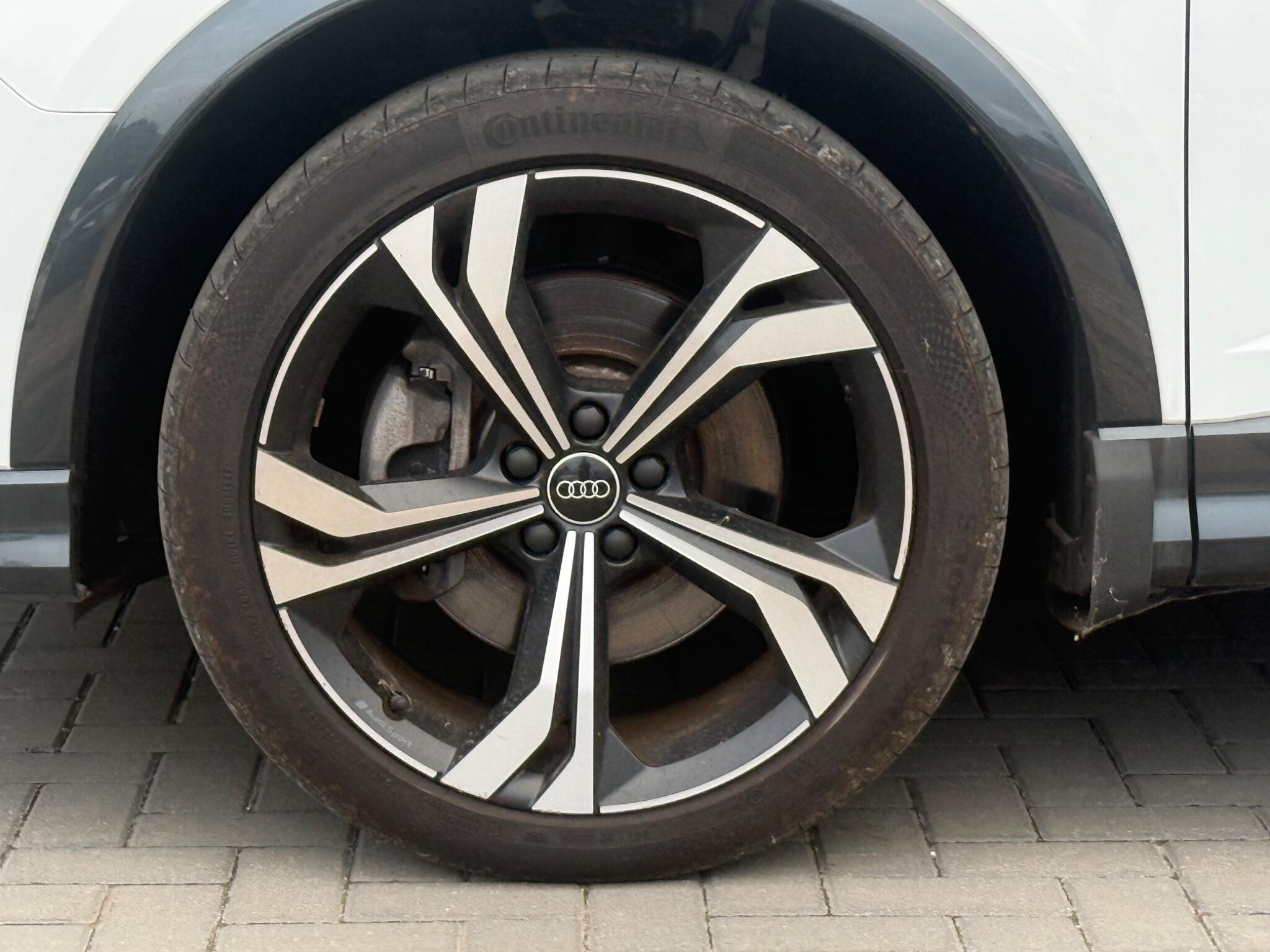 Audi Q3 view 15