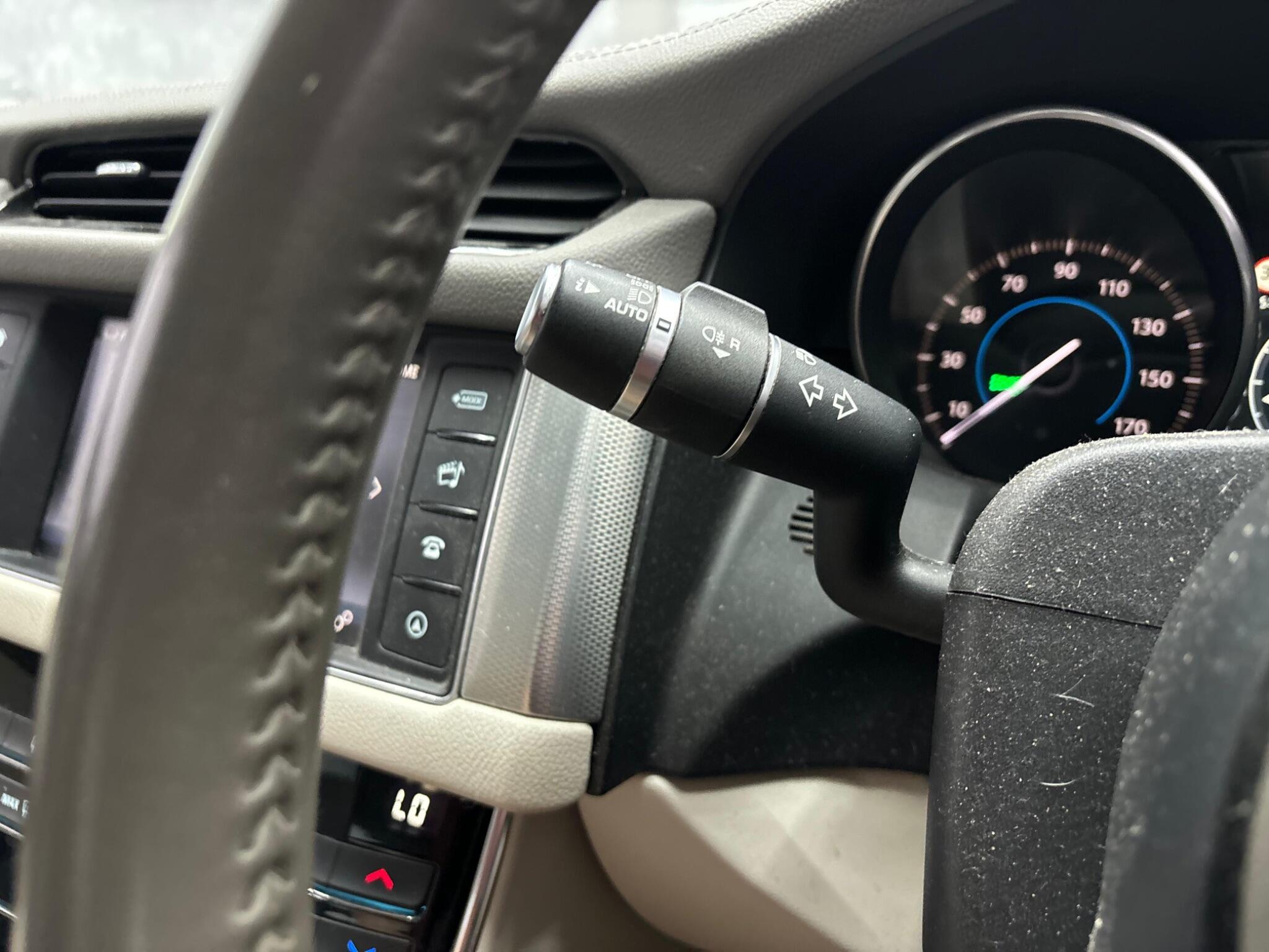 Jaguar XF view 25