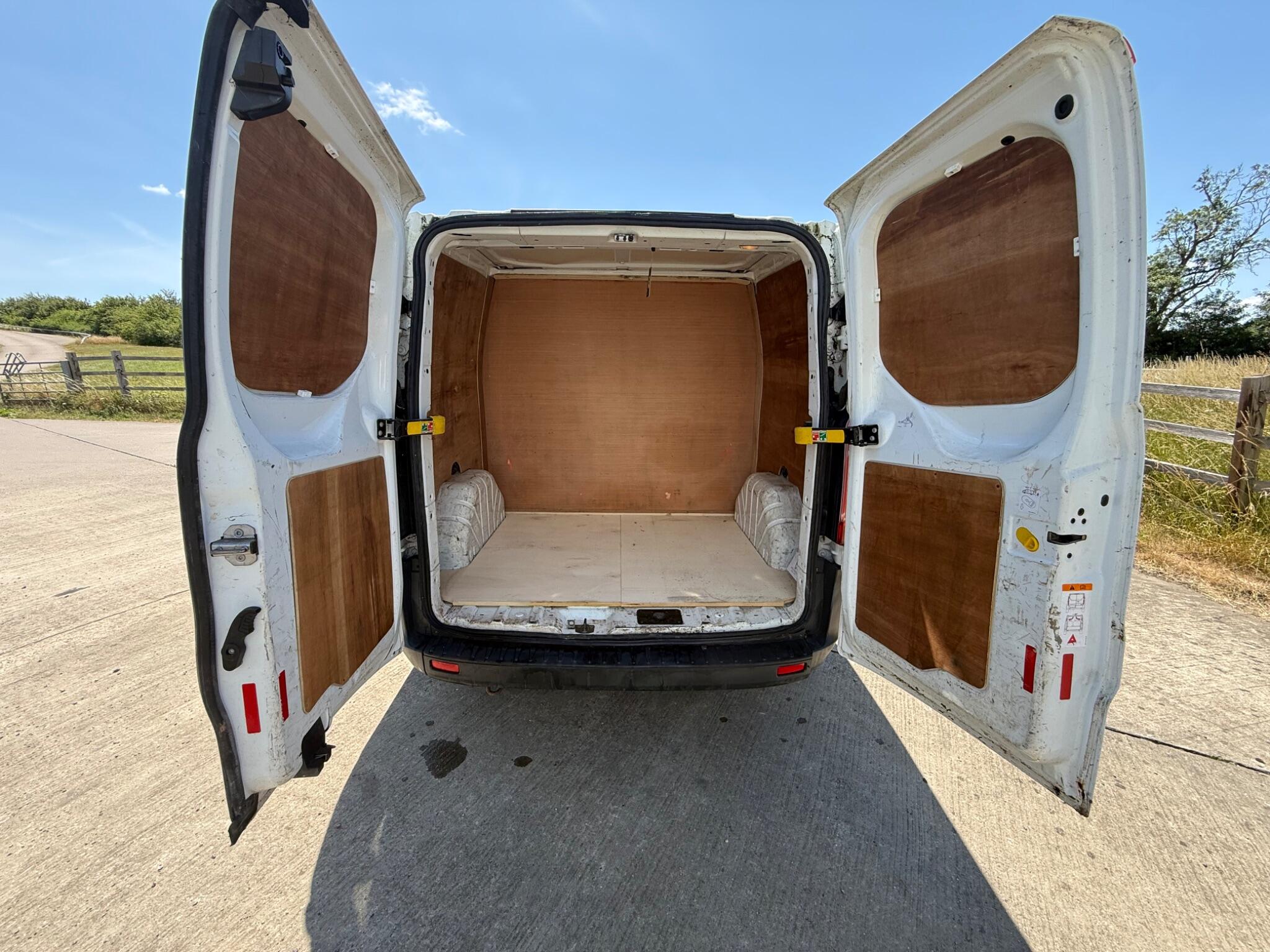 Ford Transit Custom 2.0 TDCi 290 L1 H1 5dr — photo 35 of 84