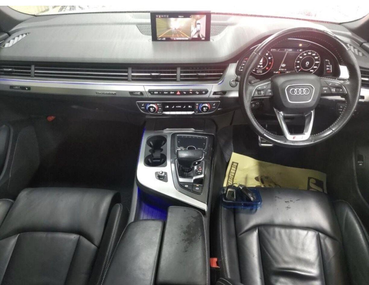 Audi Q7 view 5