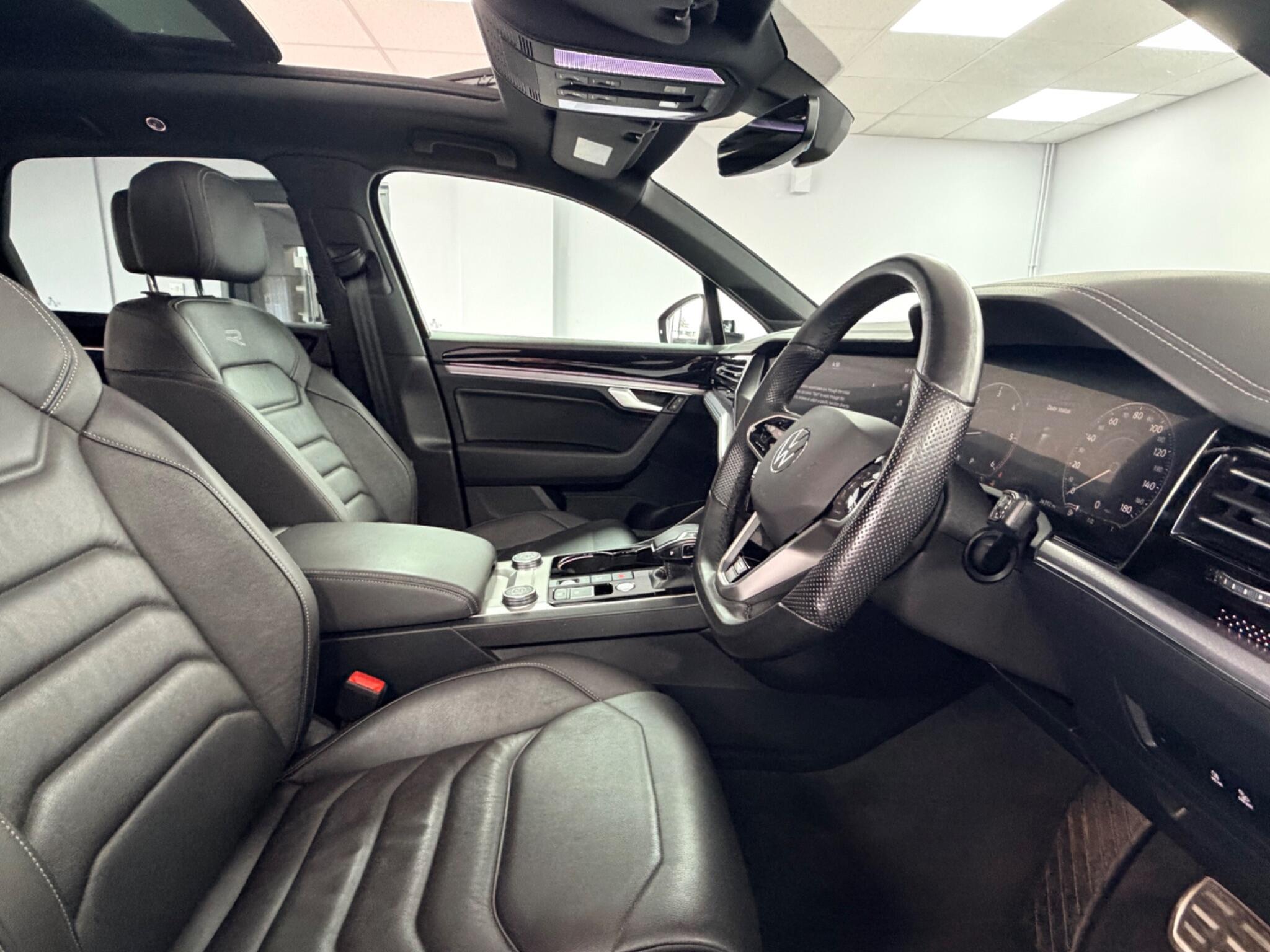 Volkswagen Touareg view 9