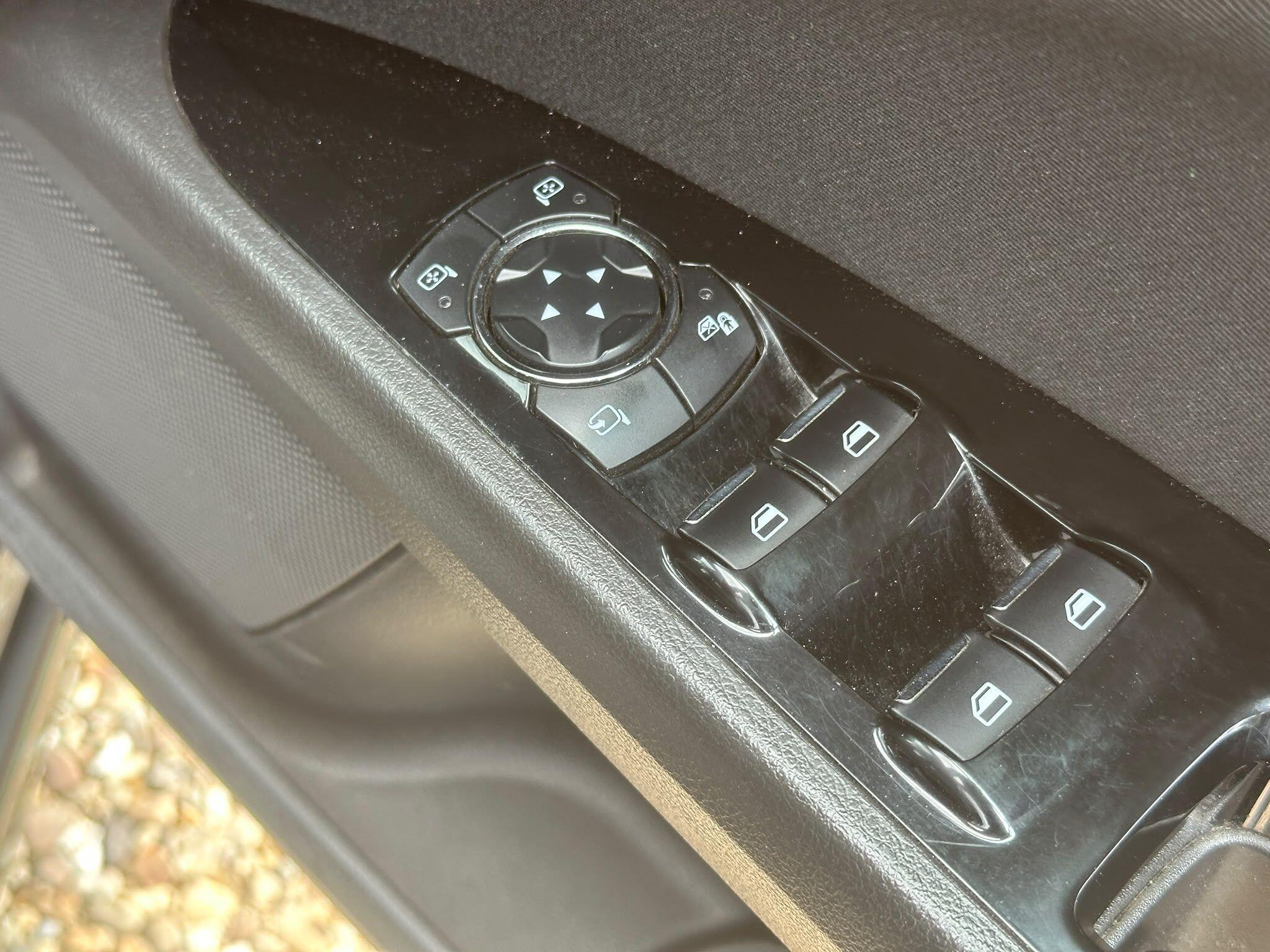 Ford Mondeo view 25