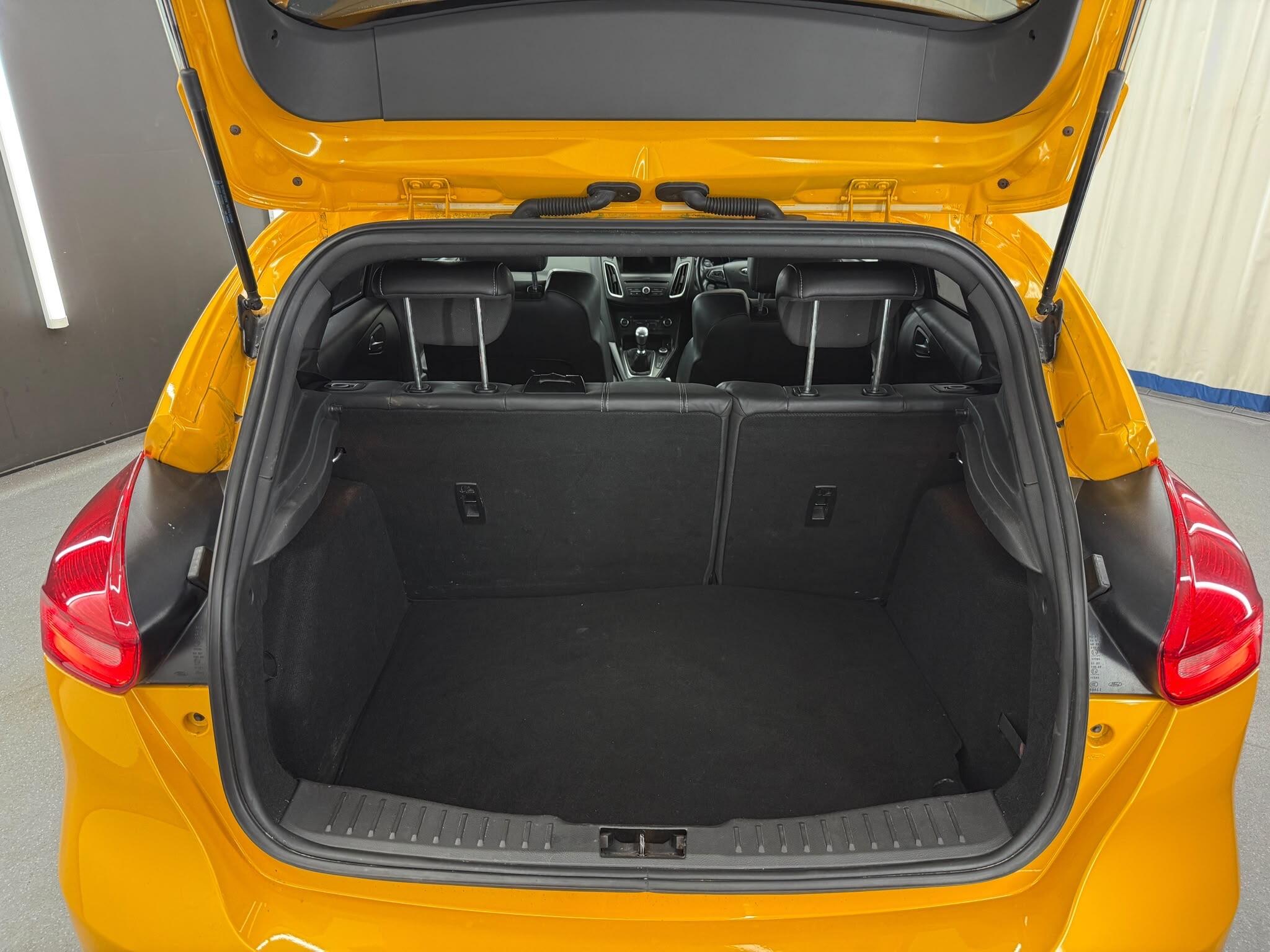 Ford Focus view 16