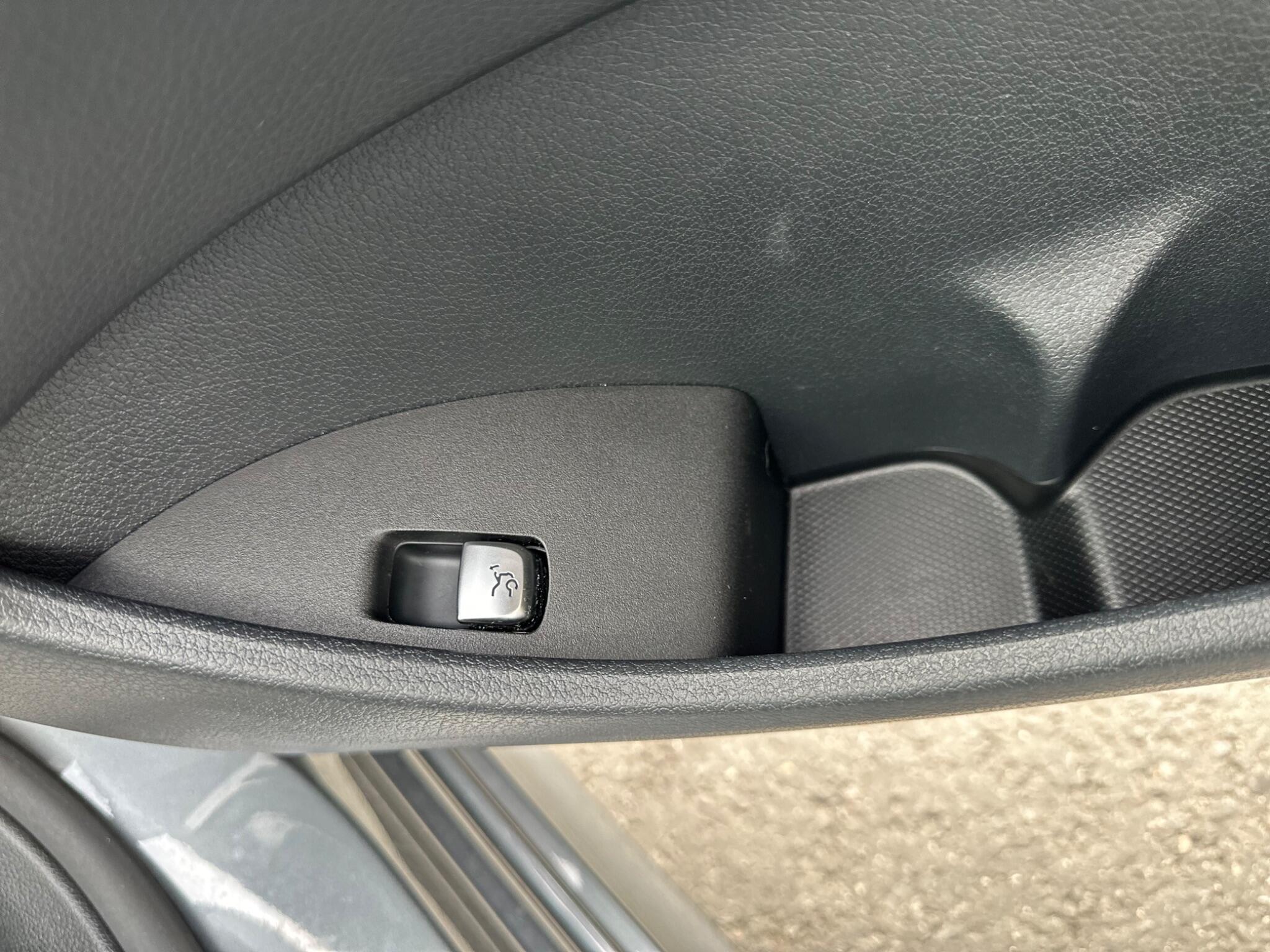 Mercedes-Benz E-Class view 19