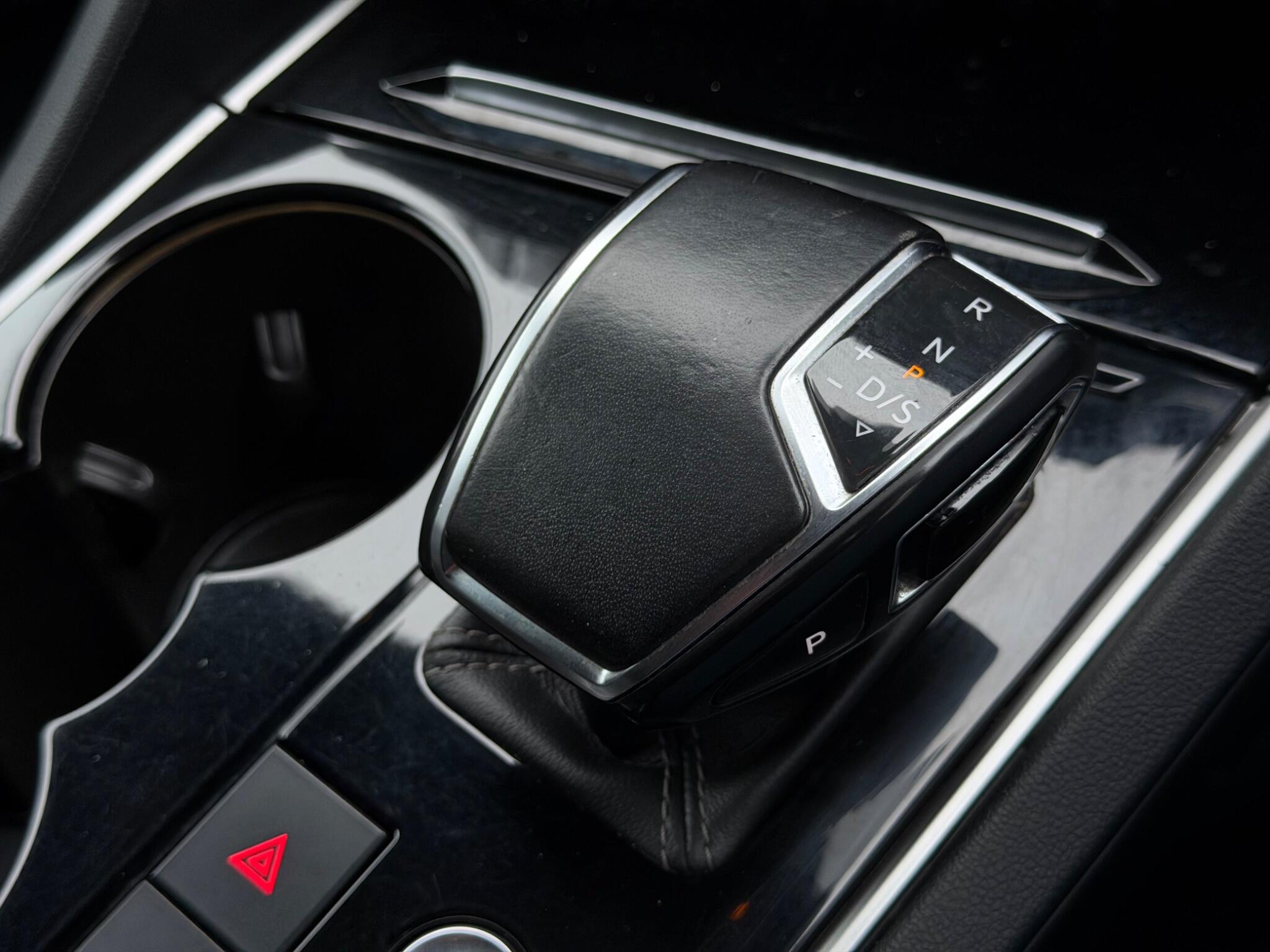 Volkswagen Touareg view 18
