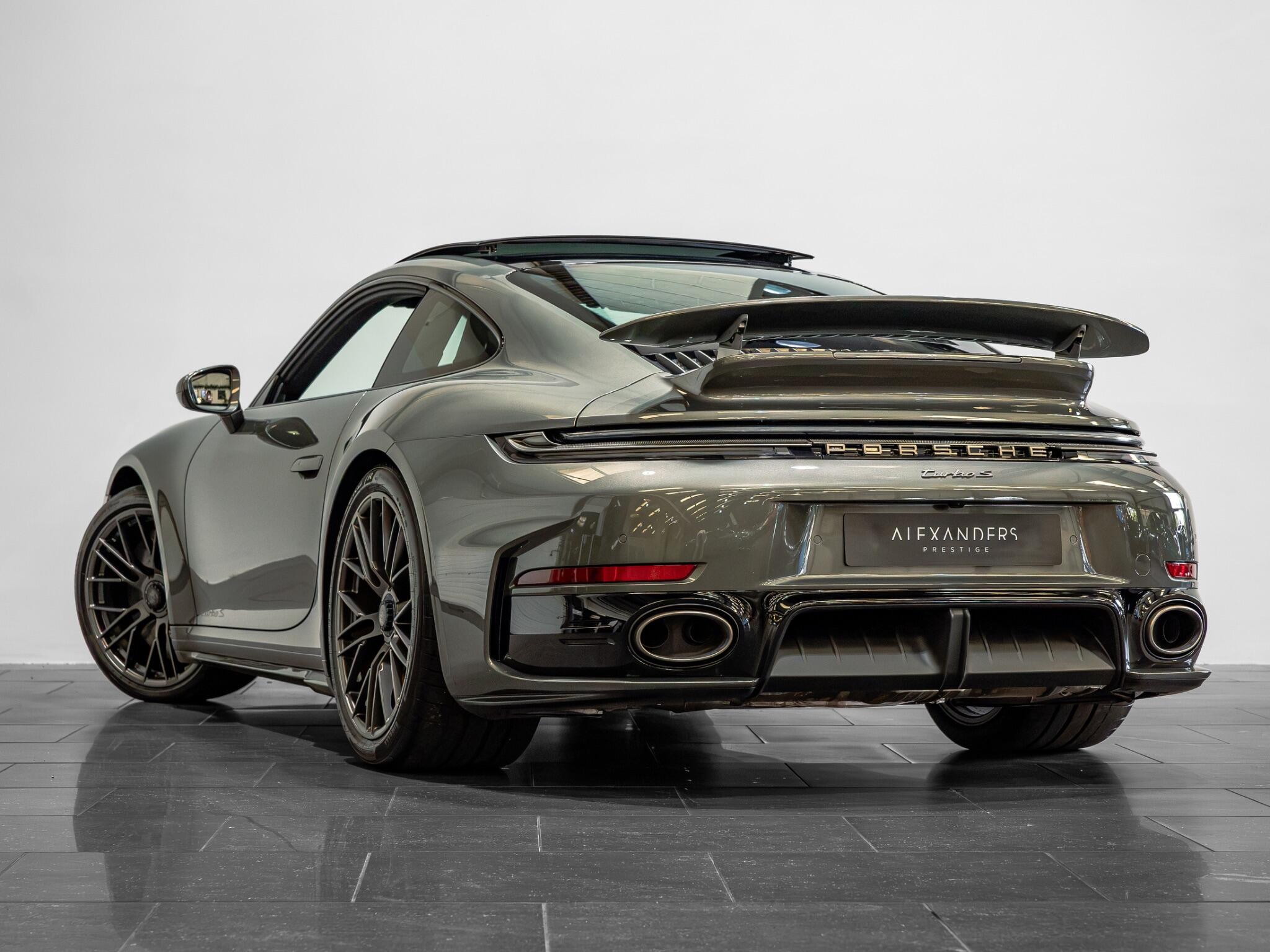 Porsche 911 view 9