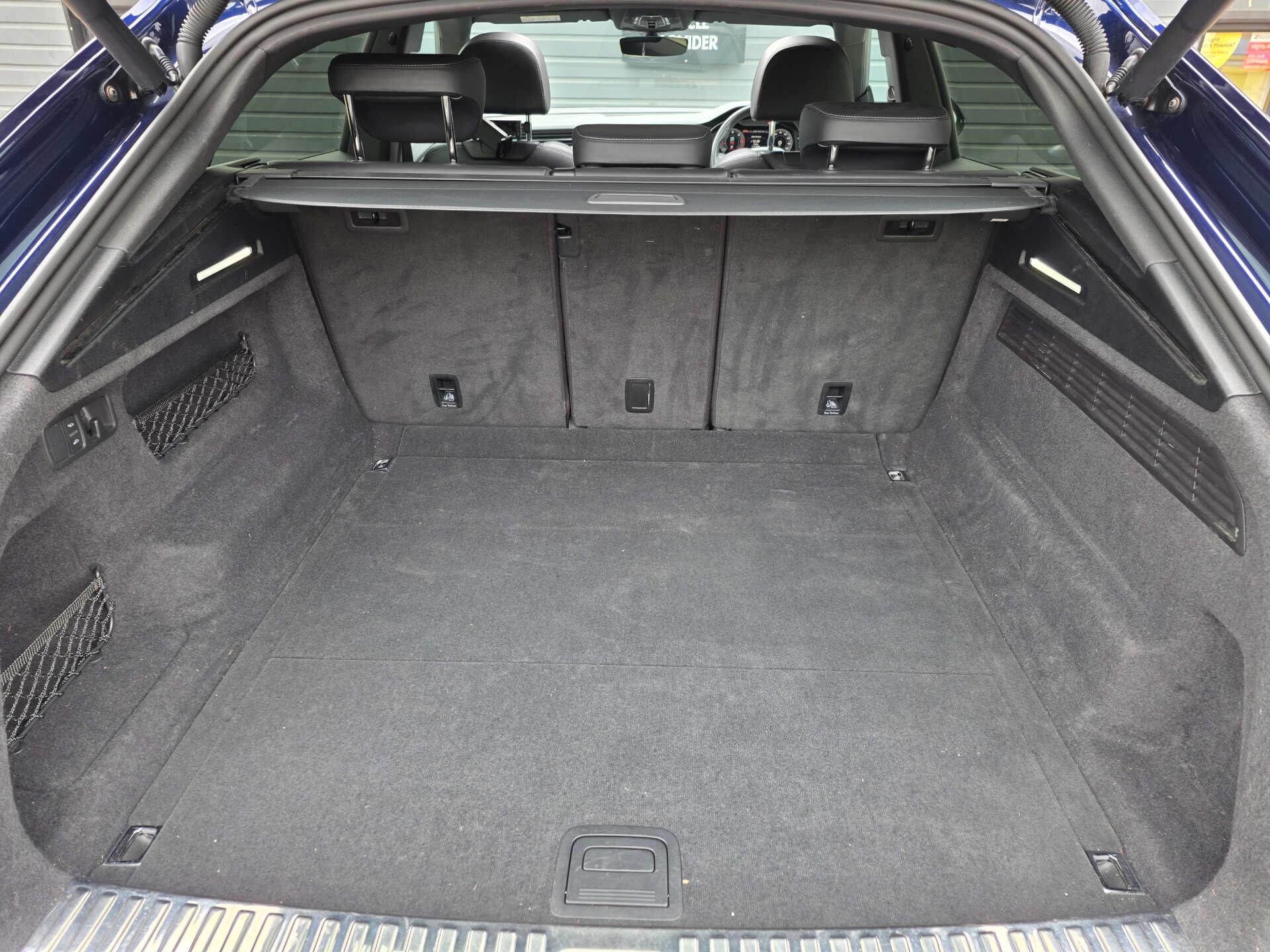 Audi Q8 view 43