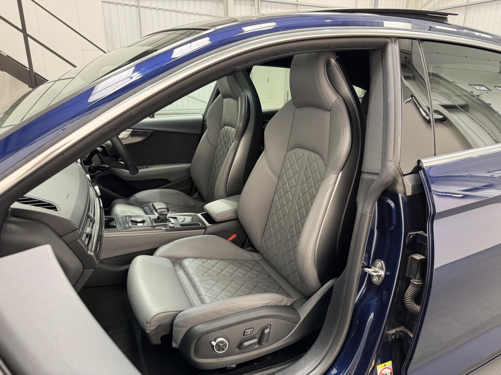 Audi S5 view 60