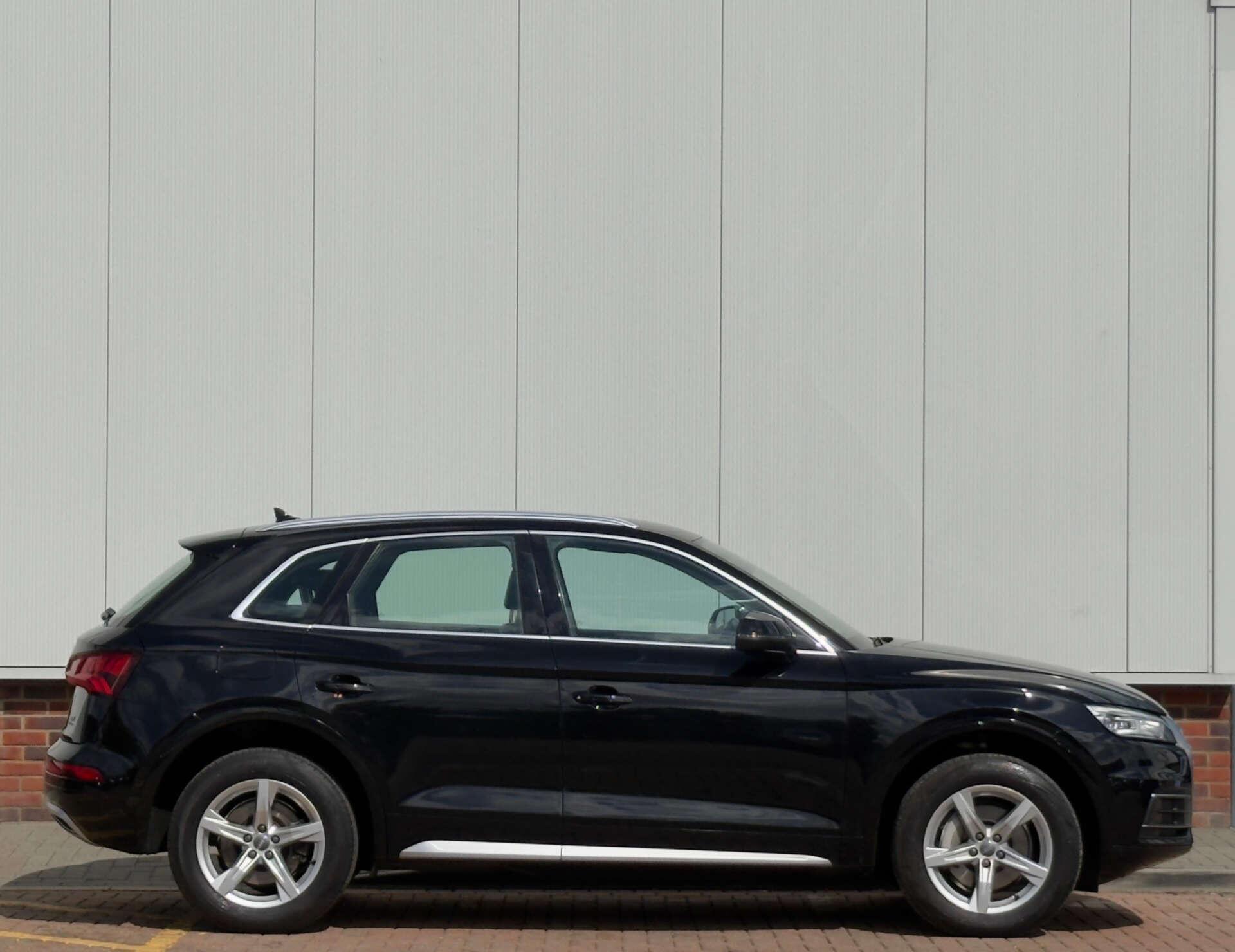 Audi Q5 view 8