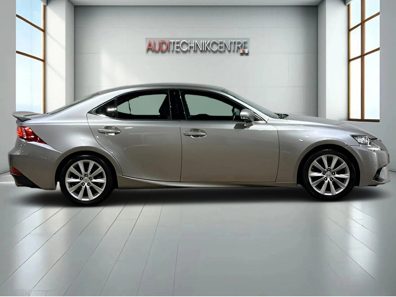 Lexus IS view 8