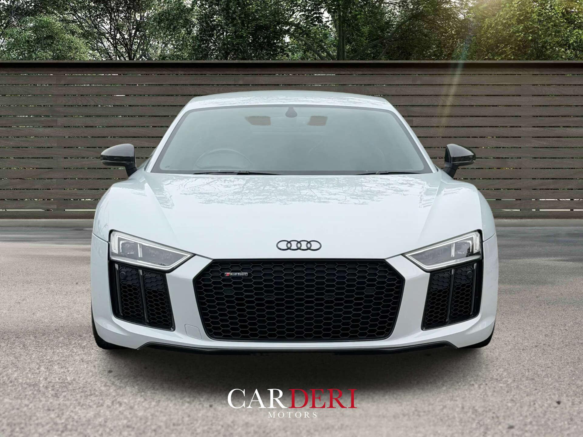 Audi R8 view 12