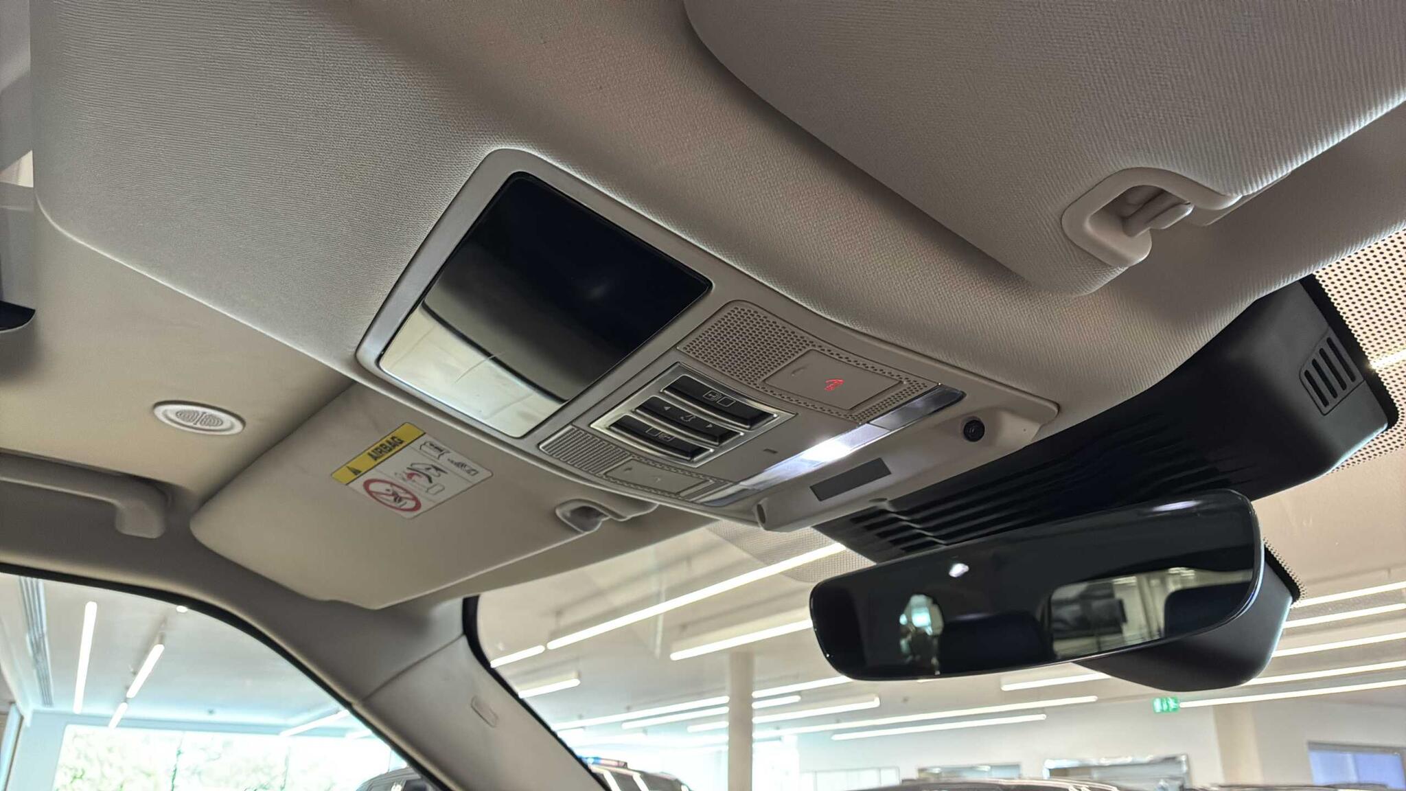 Land Rover Discovery view 35