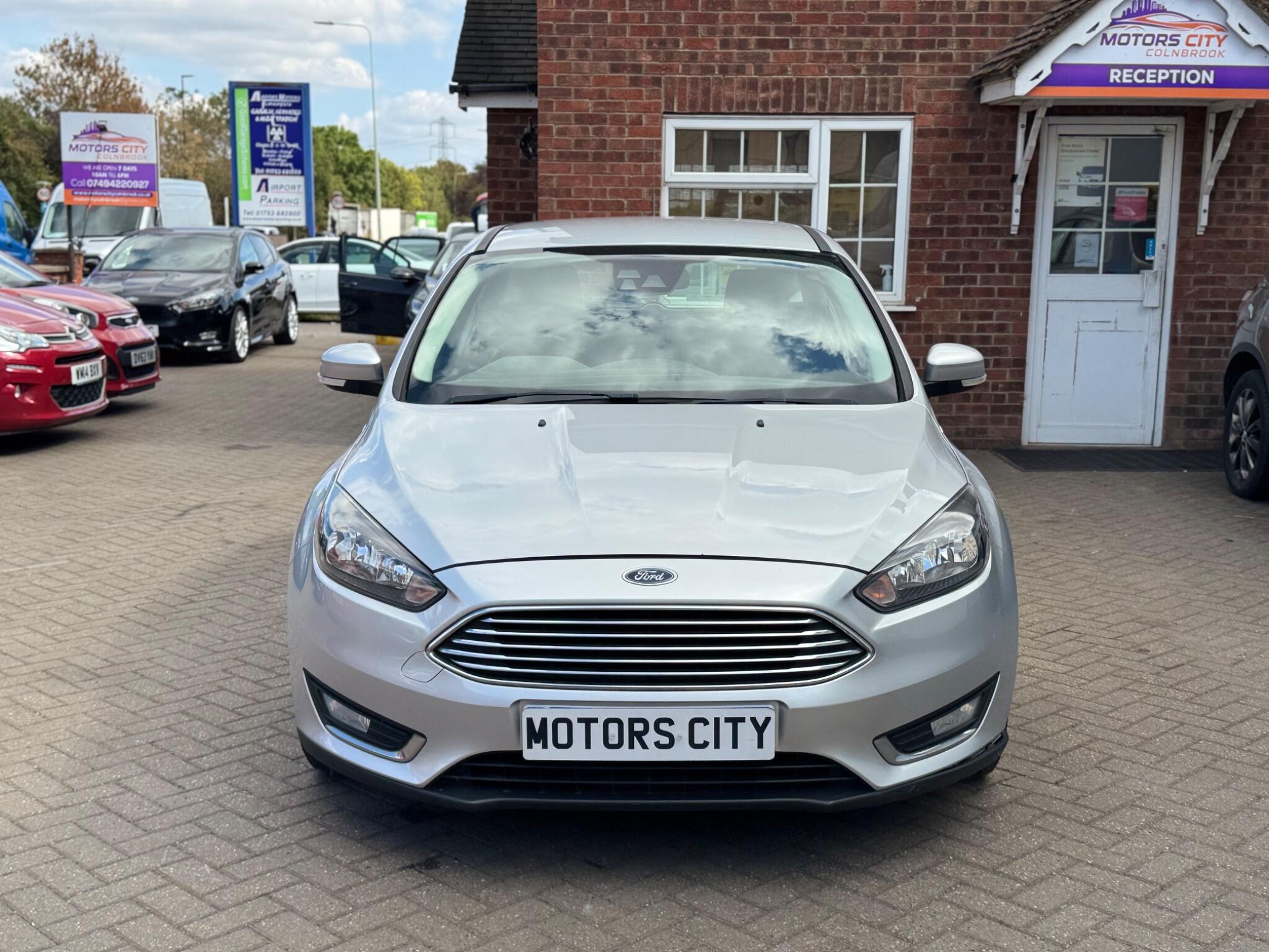 Ford Focus view 3
