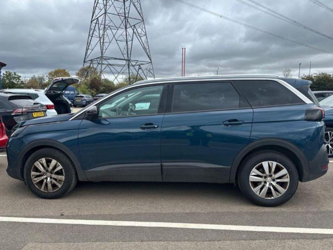 Peugeot 5008 view 2