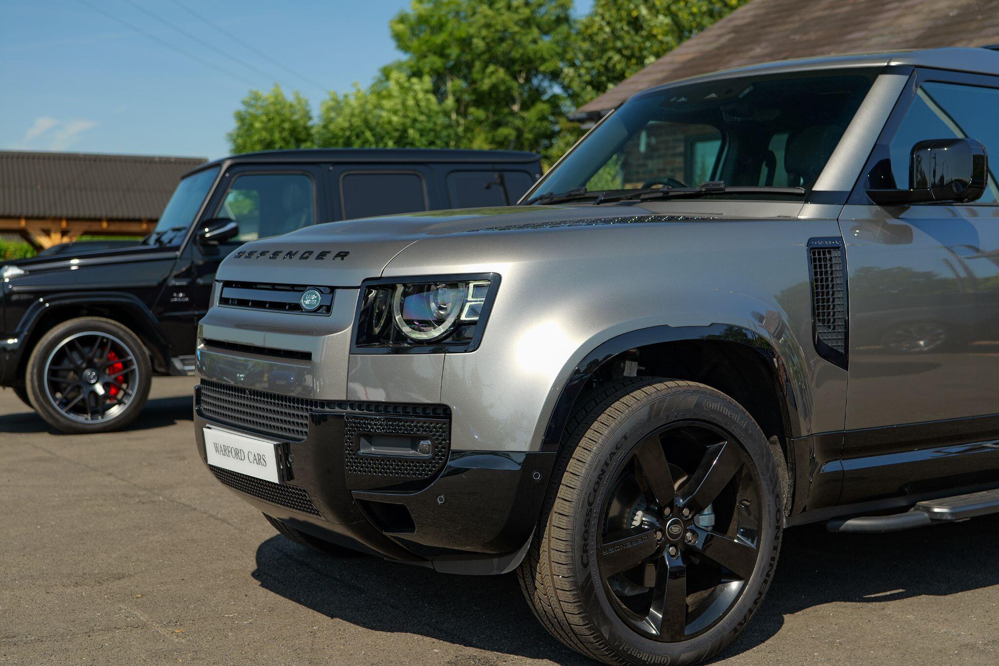 Land Rover Defender 110 view 7