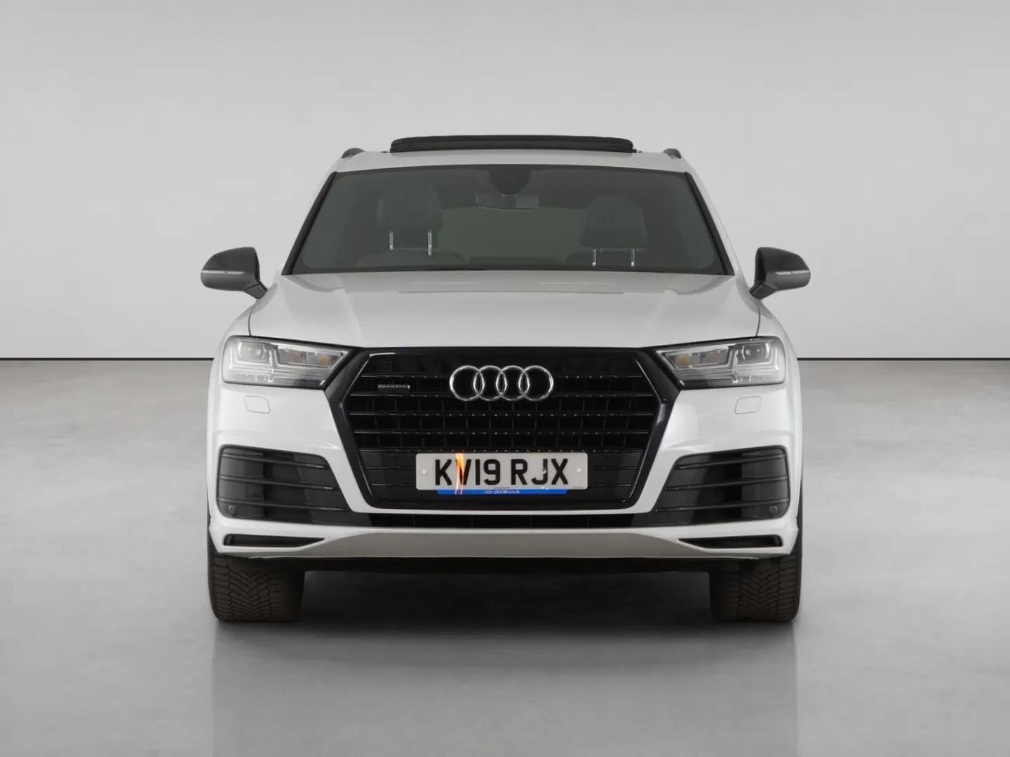 Audi Q7 view 5