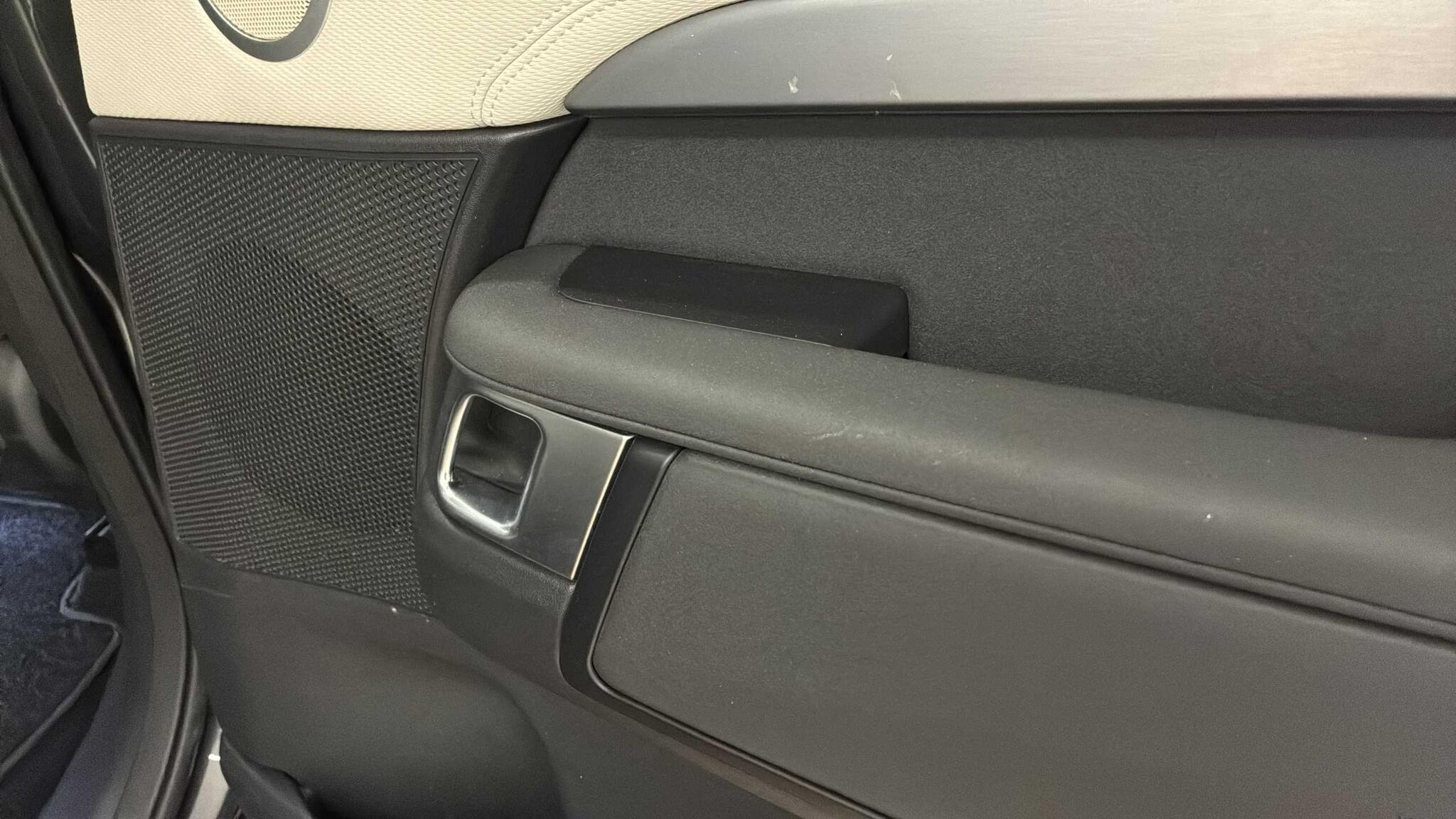 Land Rover Discovery view 32