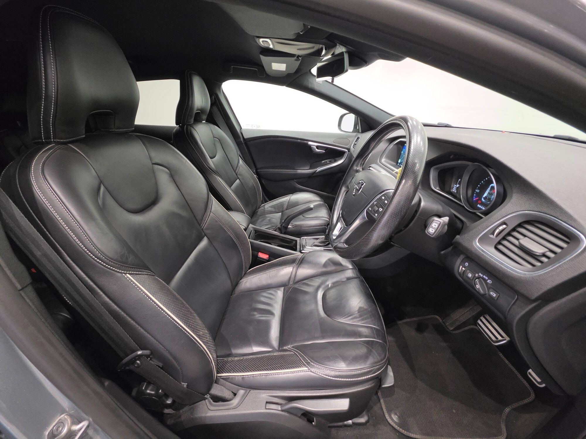 Volvo V40 view 16