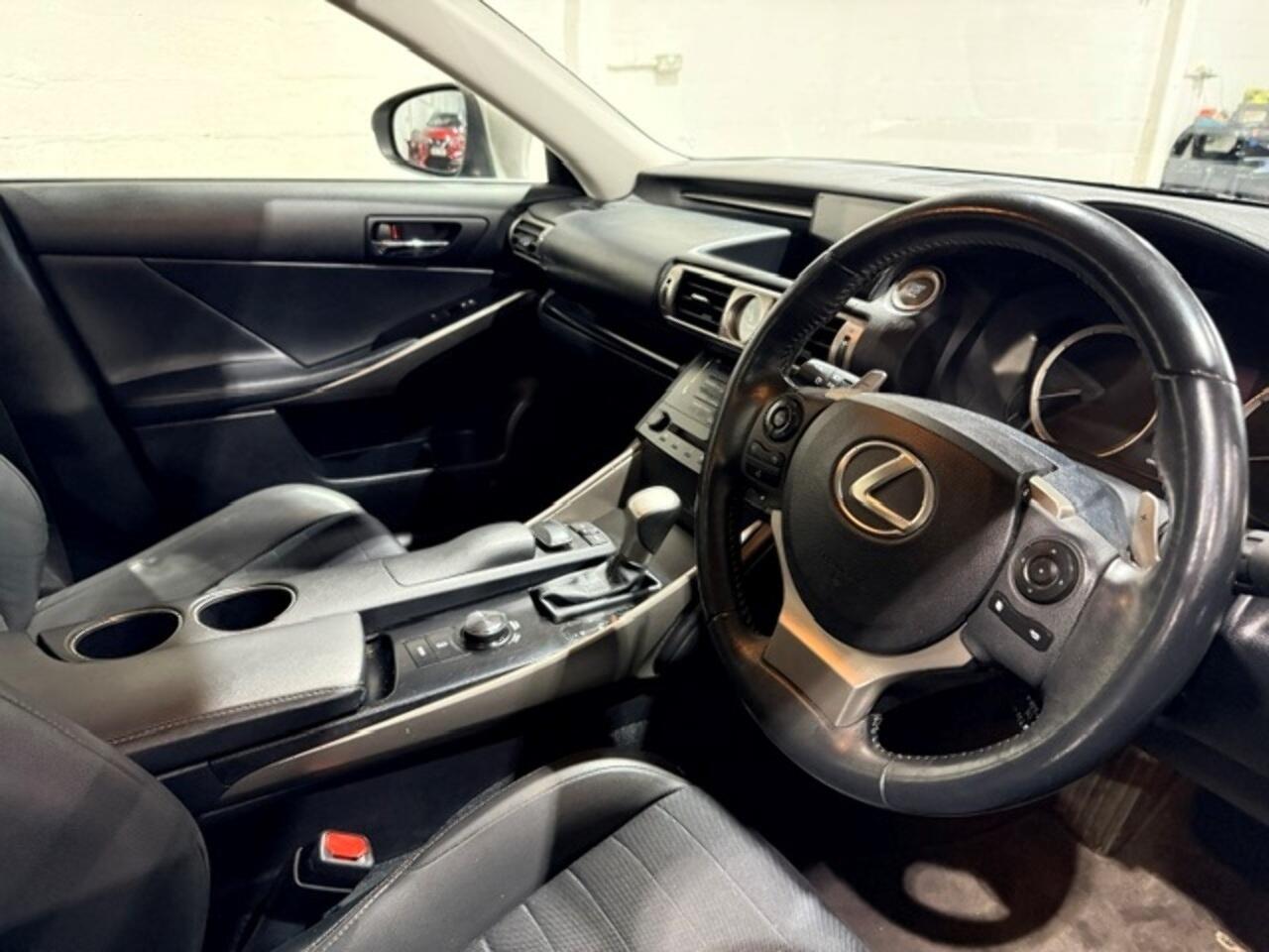 Lexus IS view 26