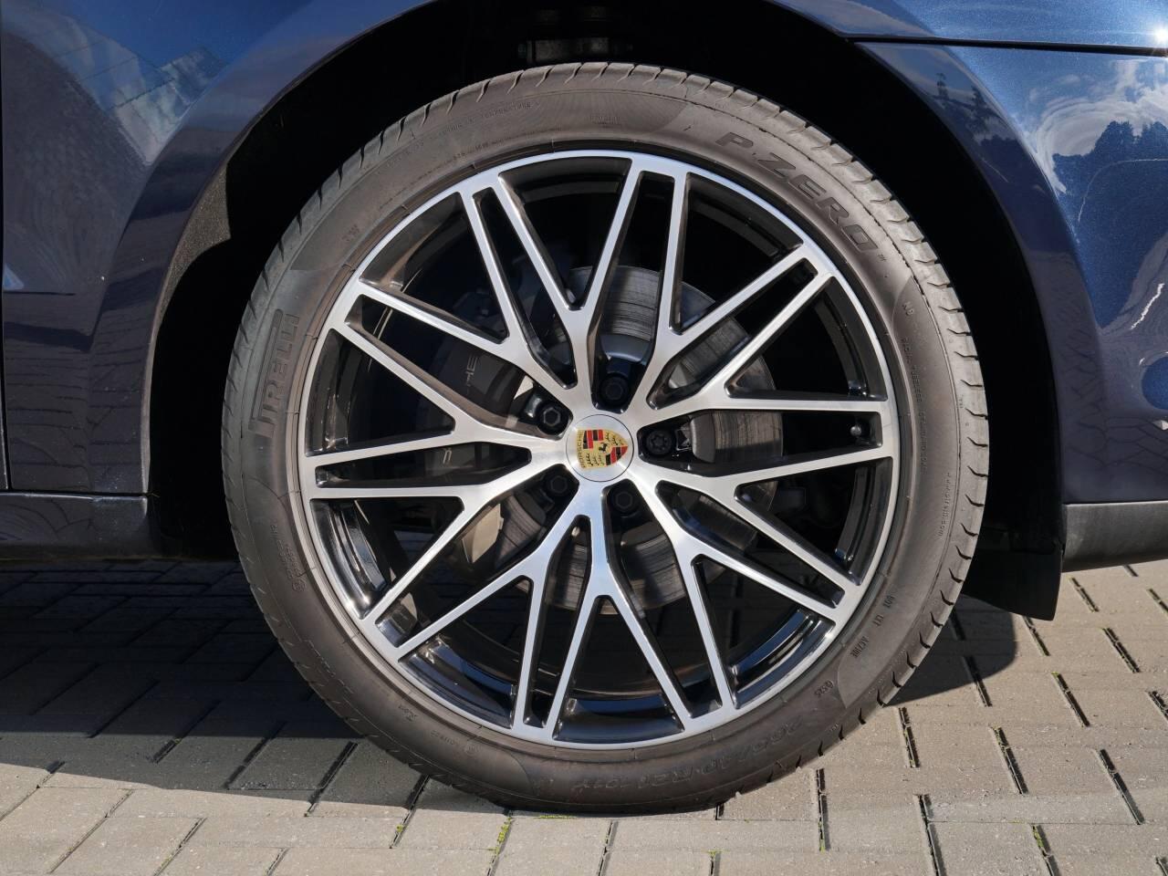 Porsche Macan view 17