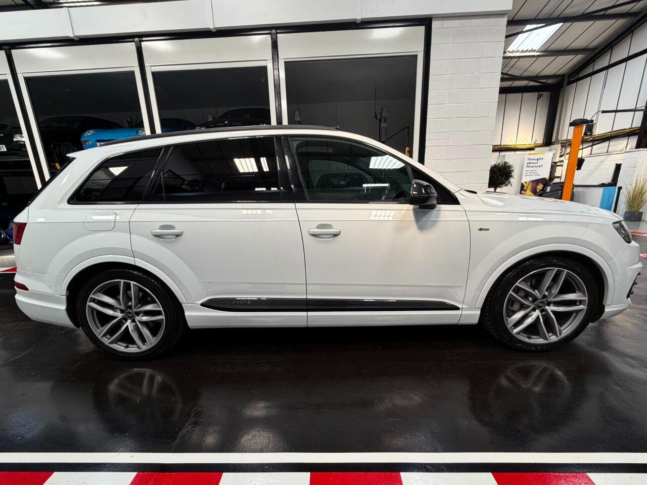 Audi Q7 view 5
