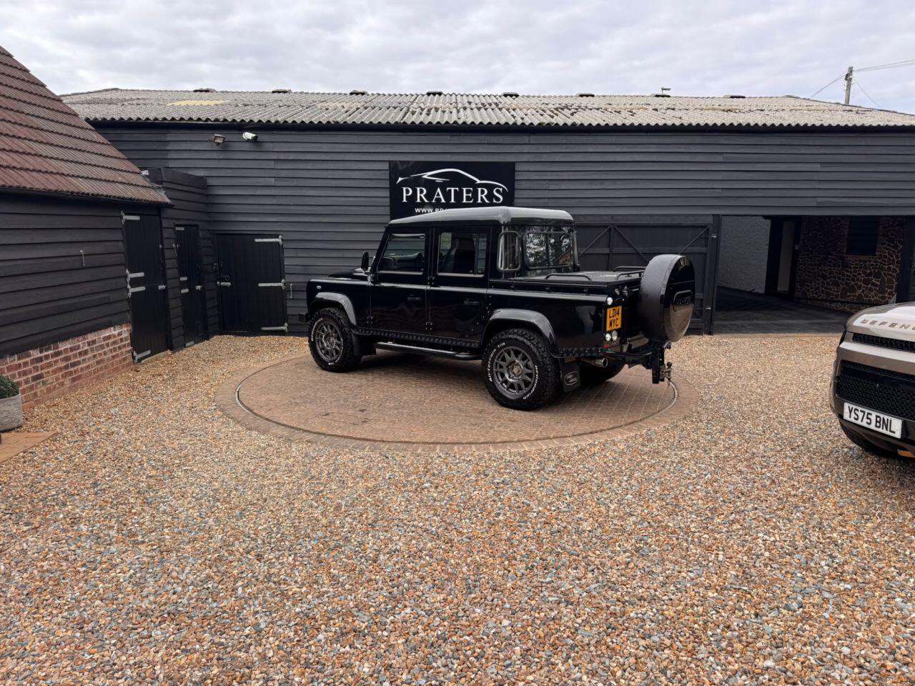 Land Rover Defender view 31