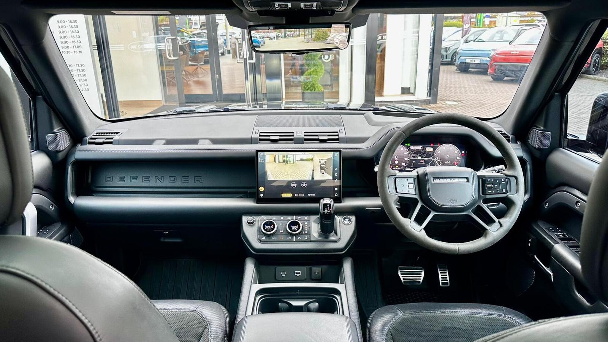 Land Rover Defender 110 view 40