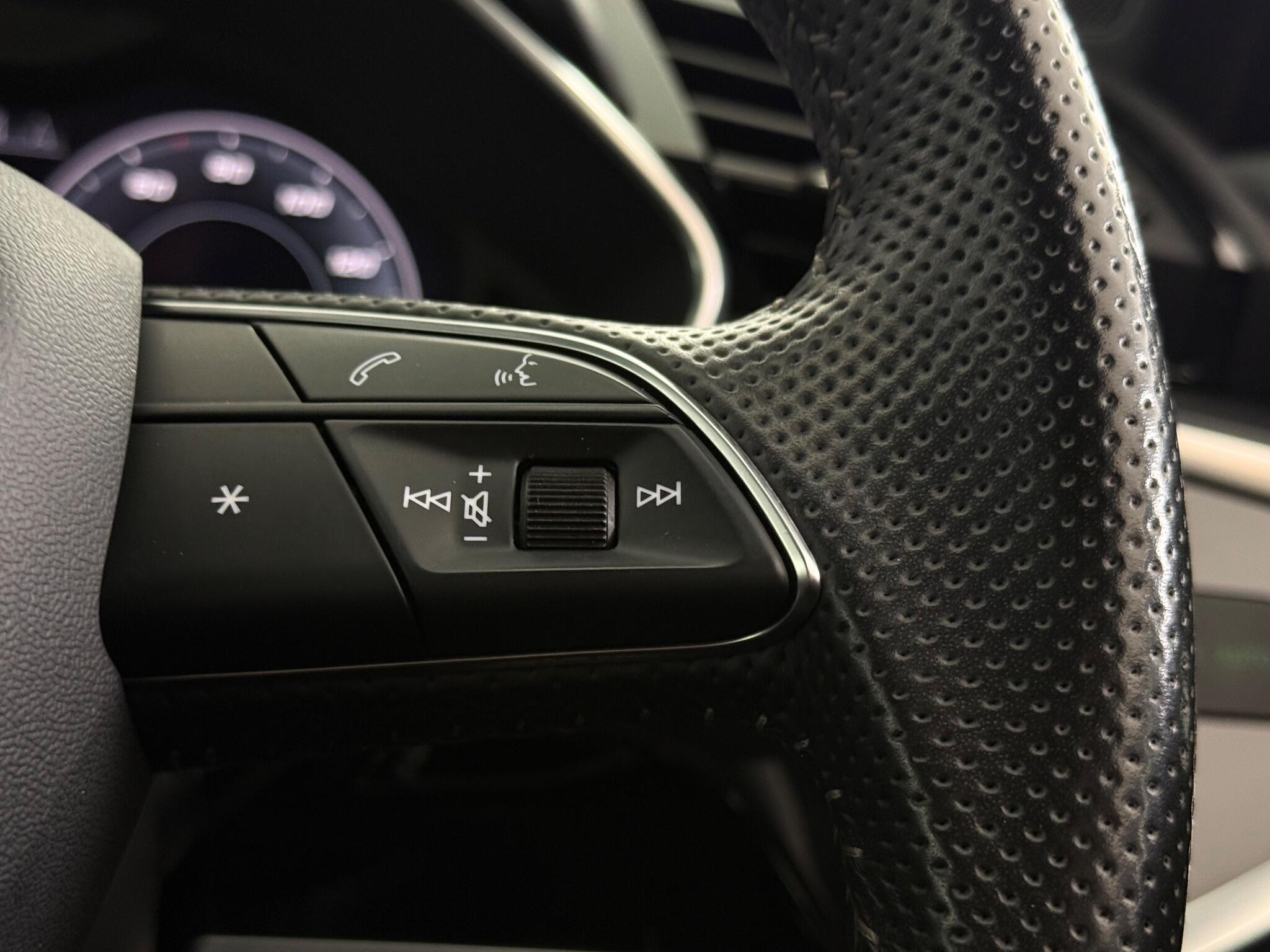 Audi Q3 view 21