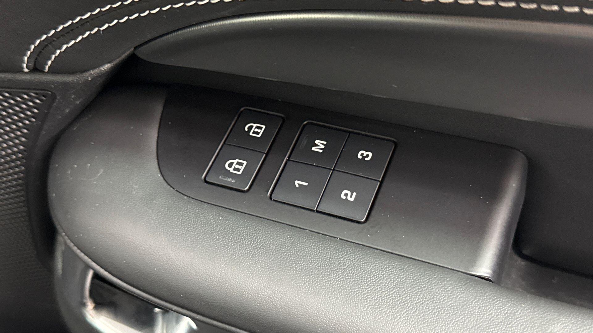 Land Rover Discovery view 22