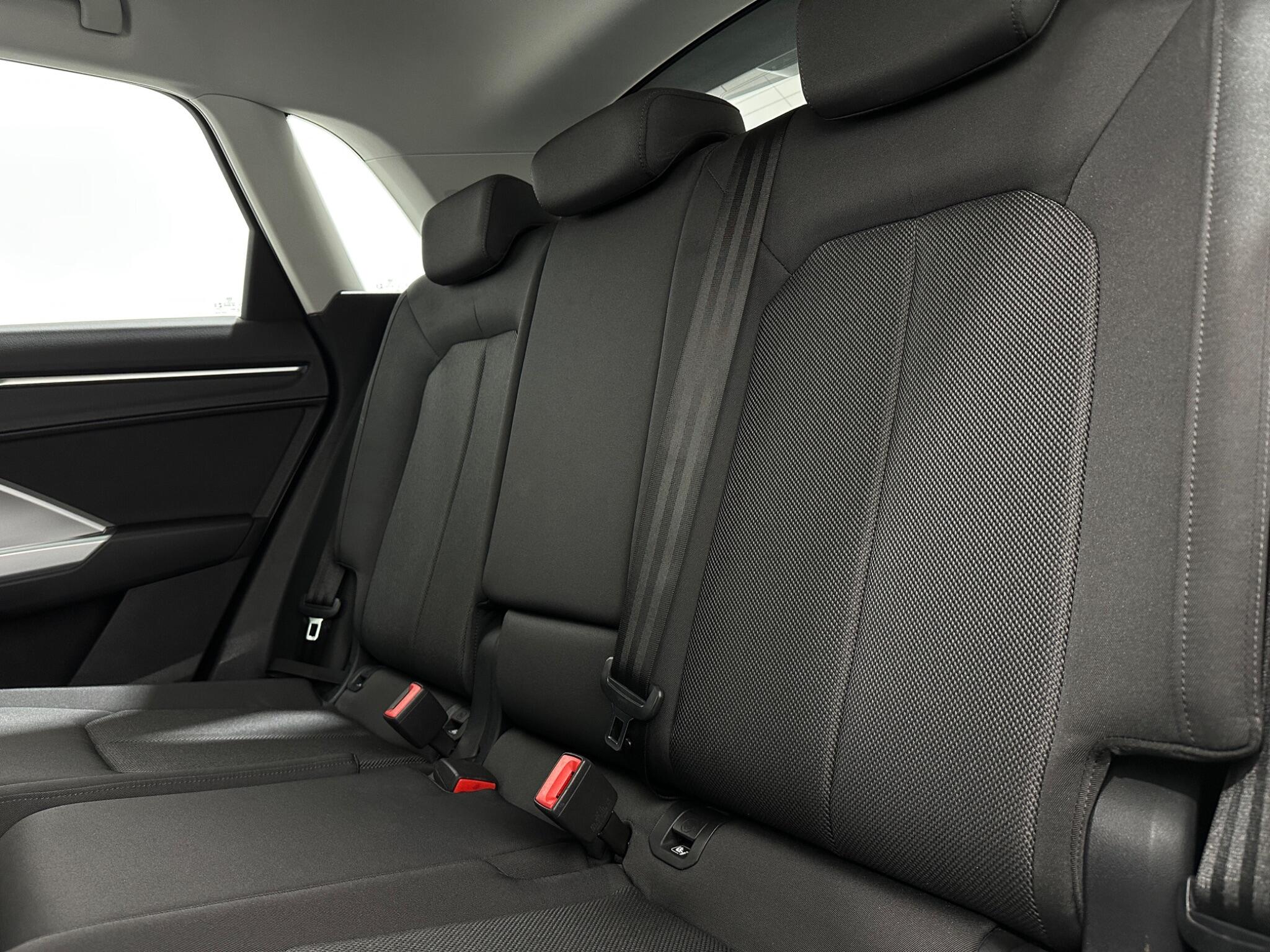 Audi Q3 view 38