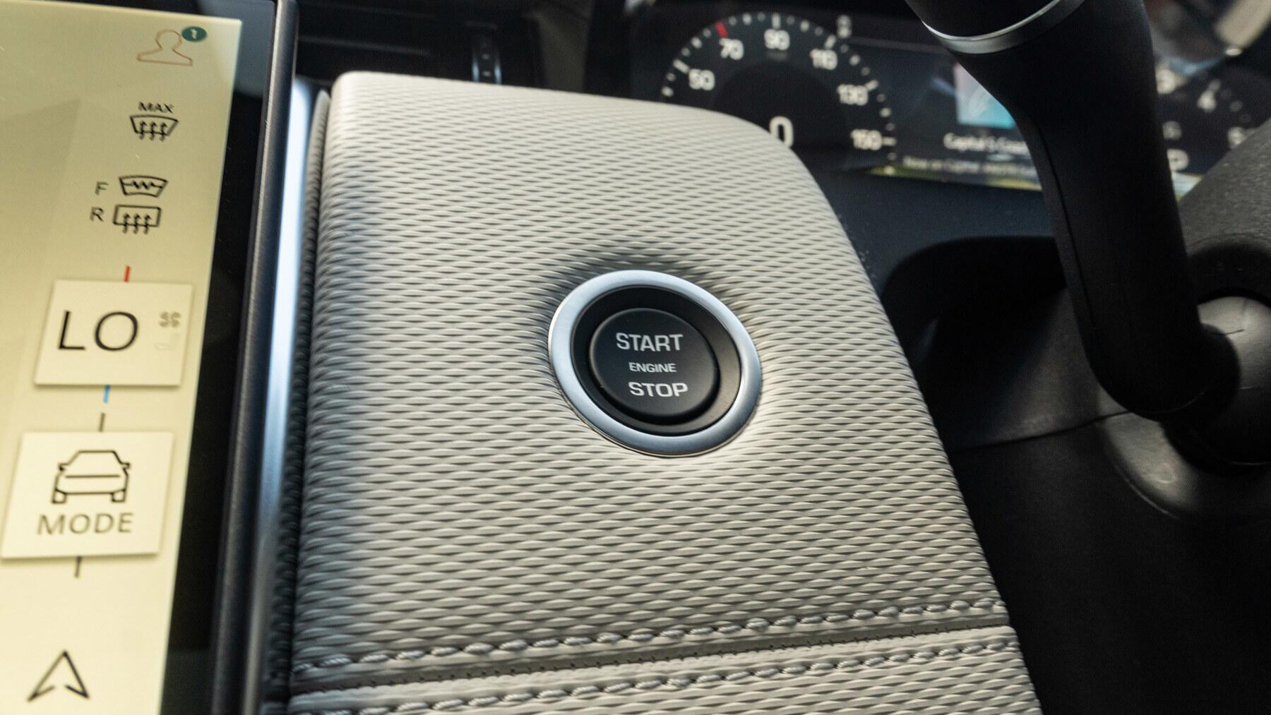 Land Rover Discovery Sport view 40