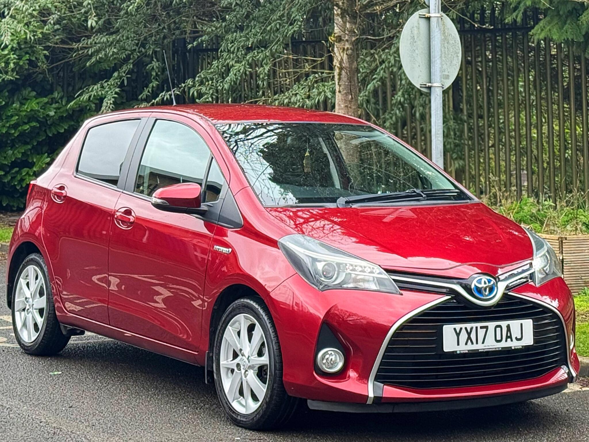 2017 Toyota Yaris 1.5 VVT-h Excel E-CVT Euro 6 (s/s) 5dr (15in Alloy) image 5