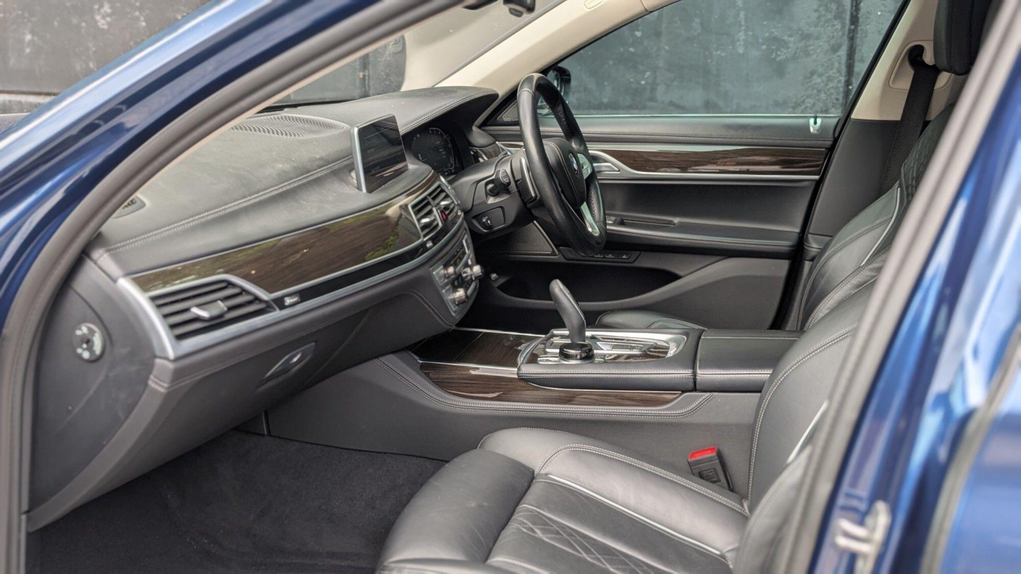 BMW 7 Series view 12