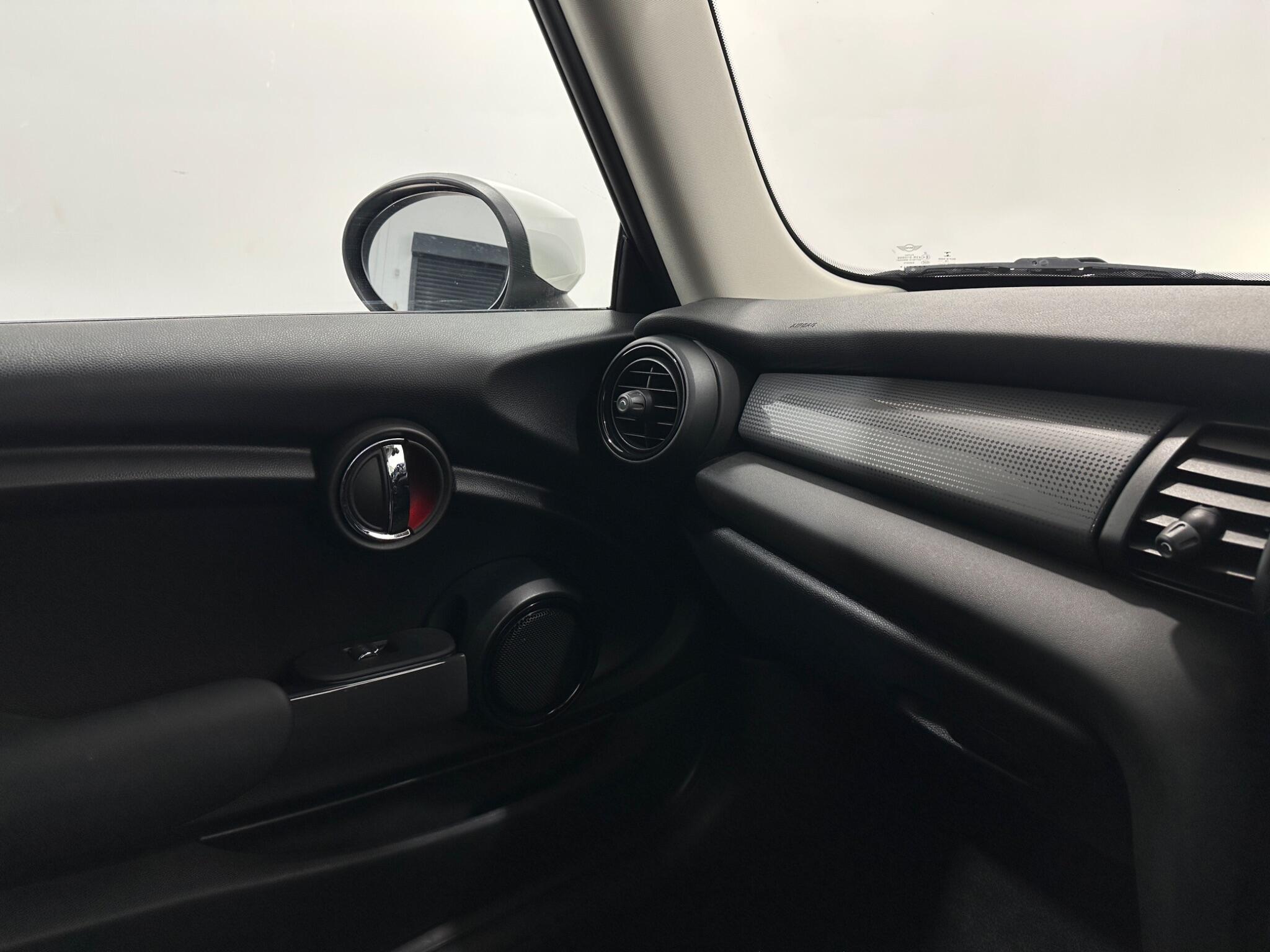 Mini Hatch view 25