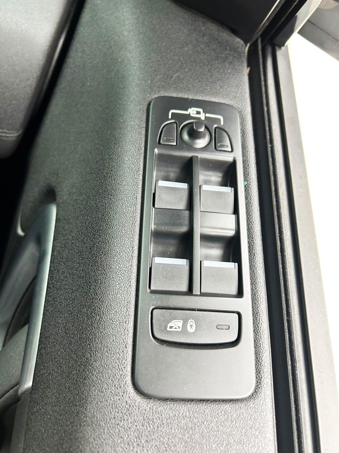 Land Rover Discovery Sport view 22