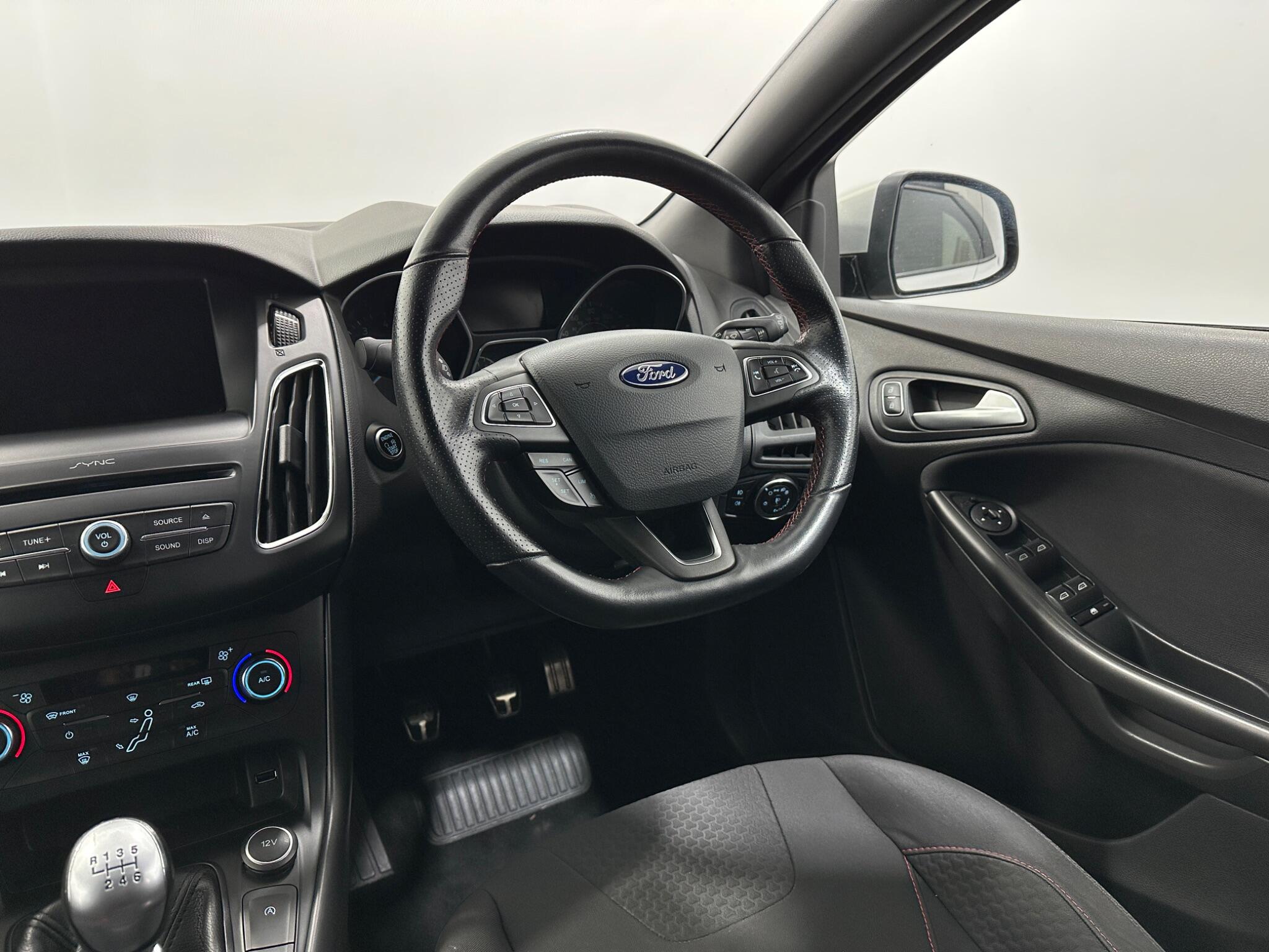 Ford Focus view 12