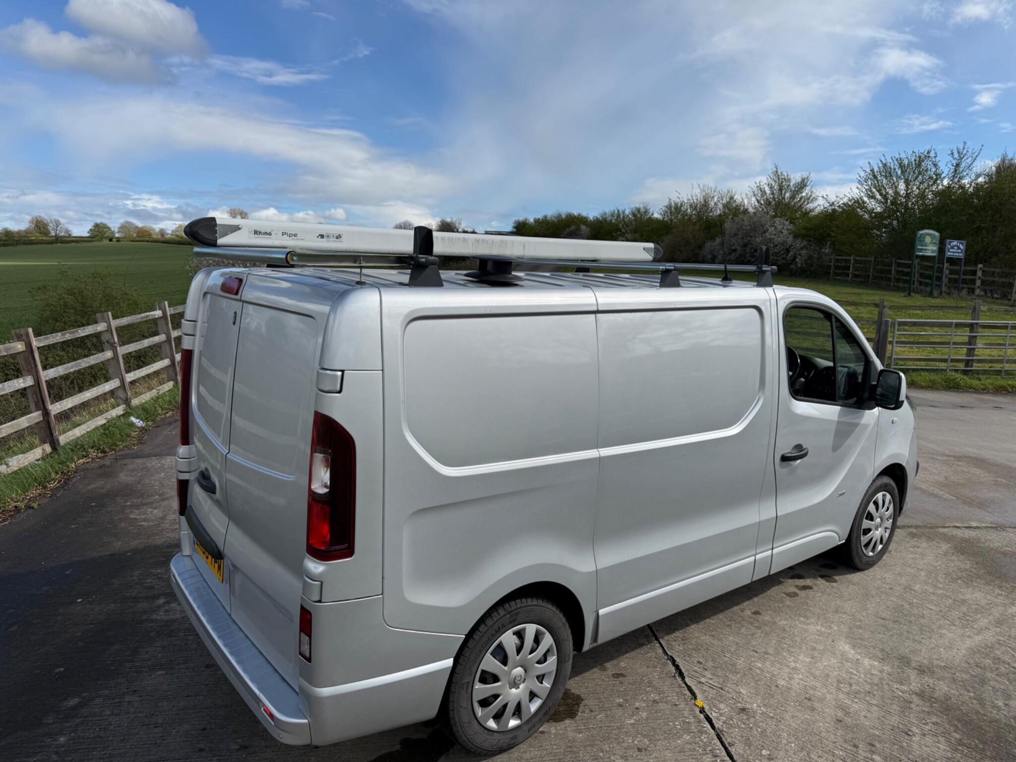 Vauxhall Vivaro 1.6 CDTi 2900 BiTurbo Sportive L1 H1 Euro 6 (s/s) 5dr — photo 26 of 98