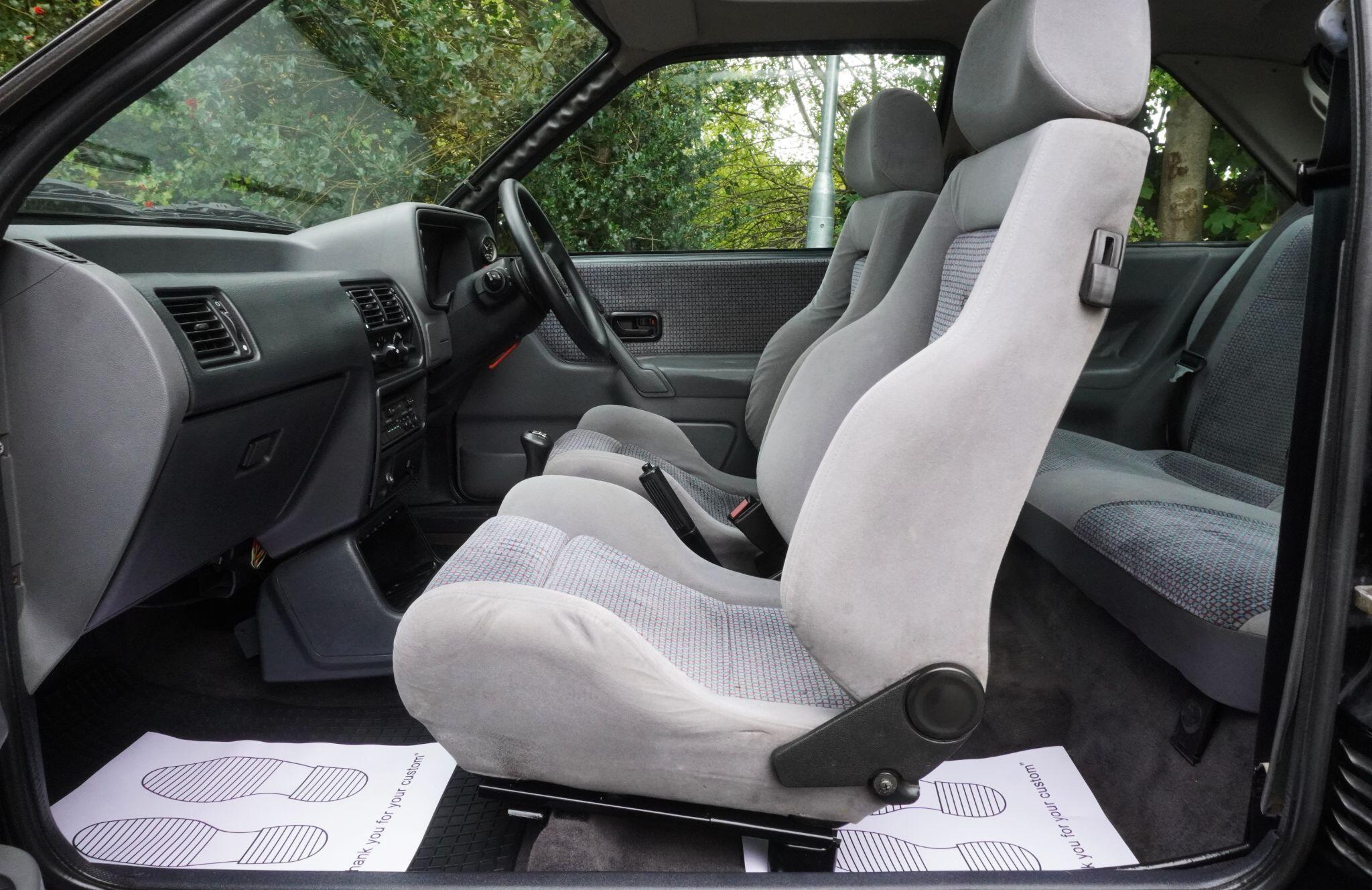 Ford Escort view 39
