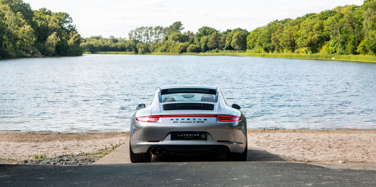 Porsche 911 view 5