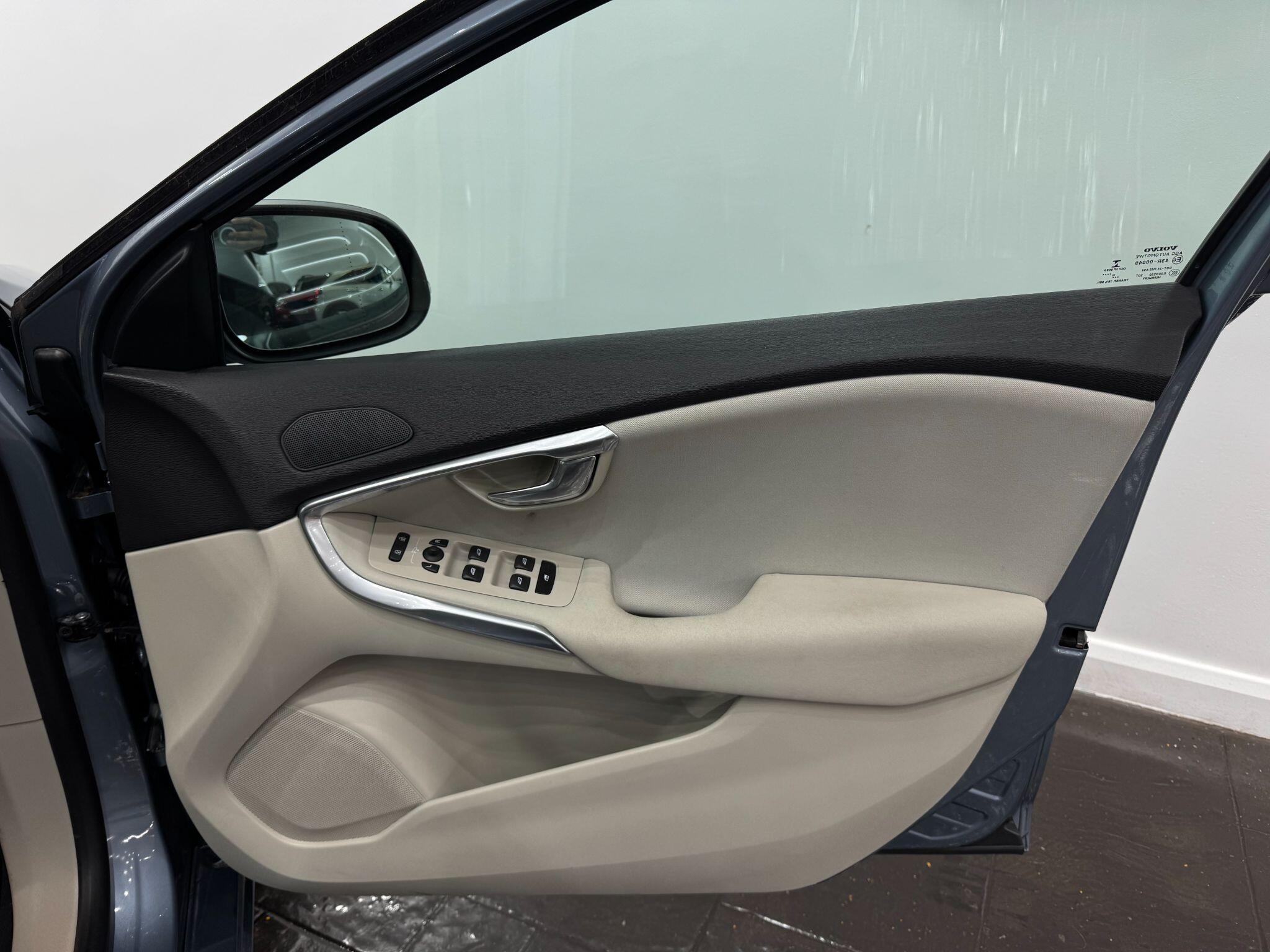 Volvo V40 view 11