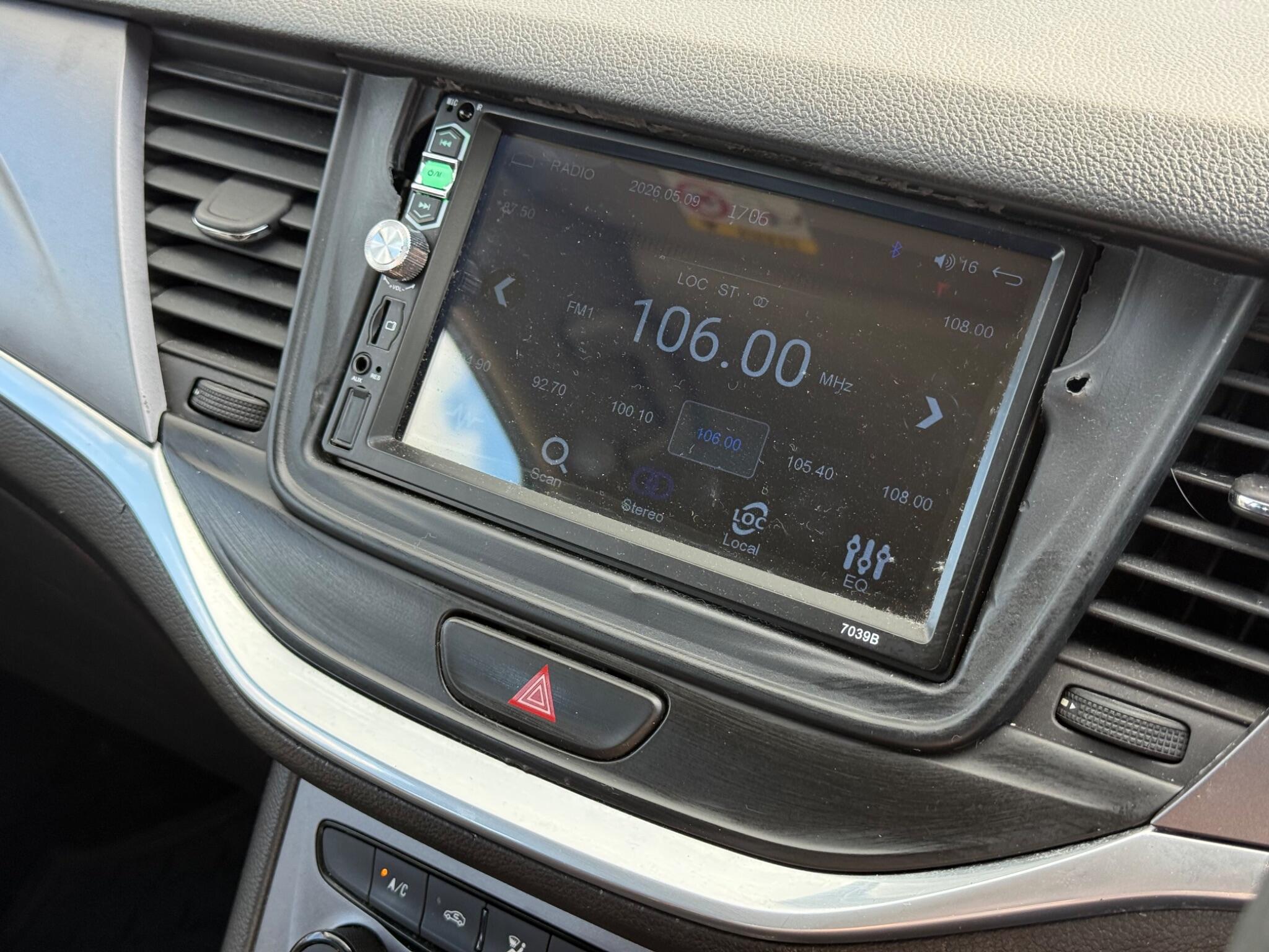 Vauxhall Astra 1.6 CDTi Tech Line Sports Tourer Euro 6 (s/s) 5dr — photo 44 of 104