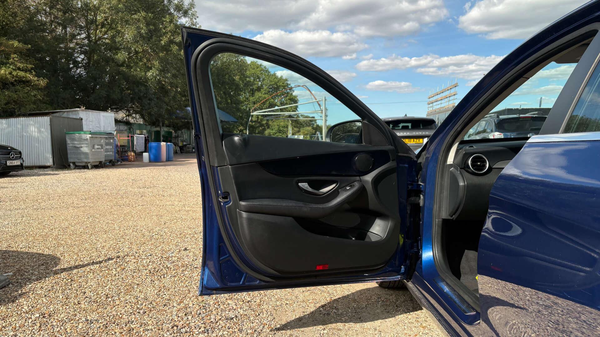 Mercedes-Benz C-Class view 38