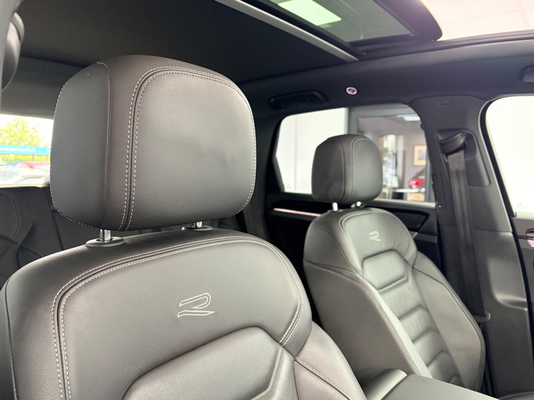 Volkswagen Touareg view 12