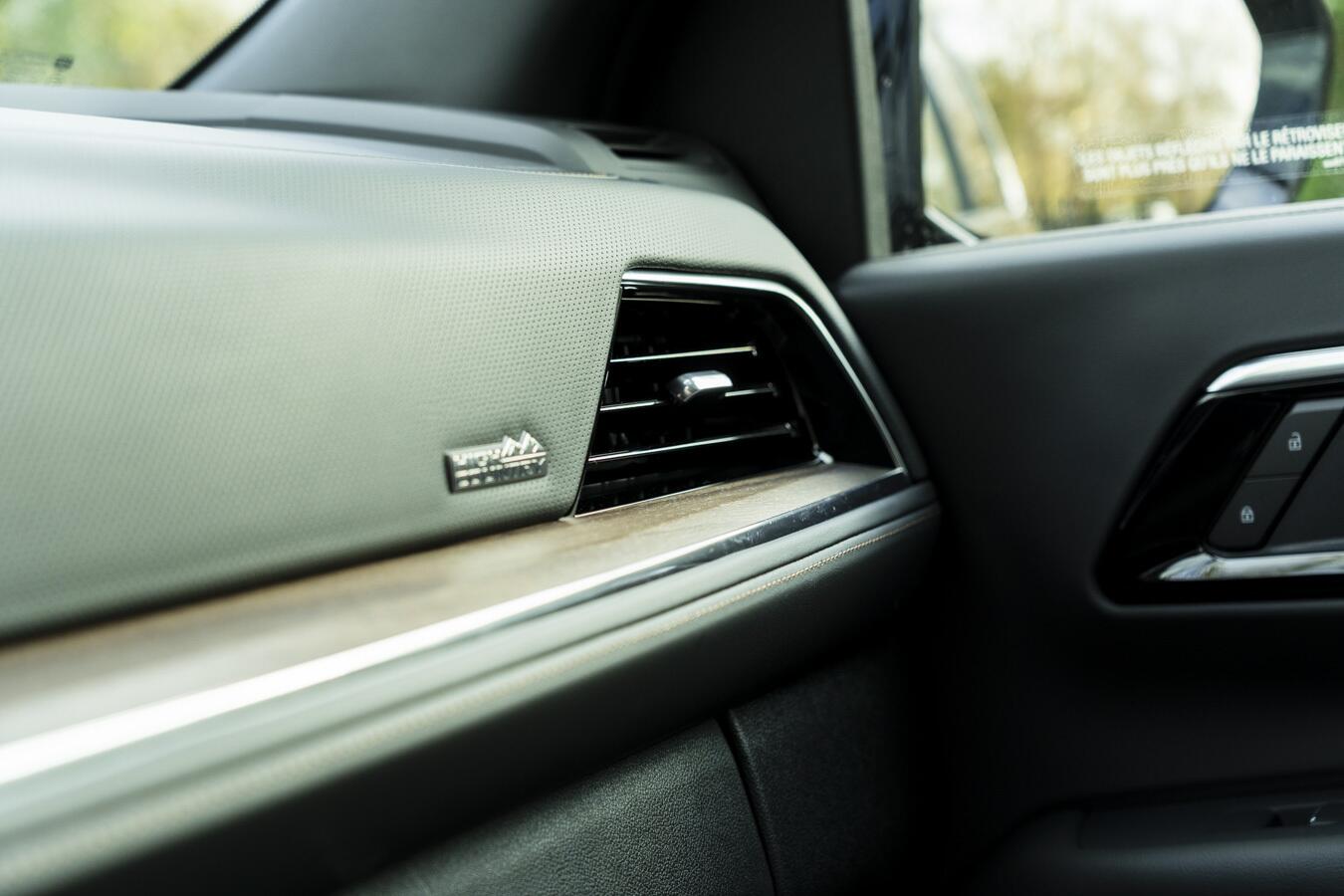 Chevrolet Suburban view 46