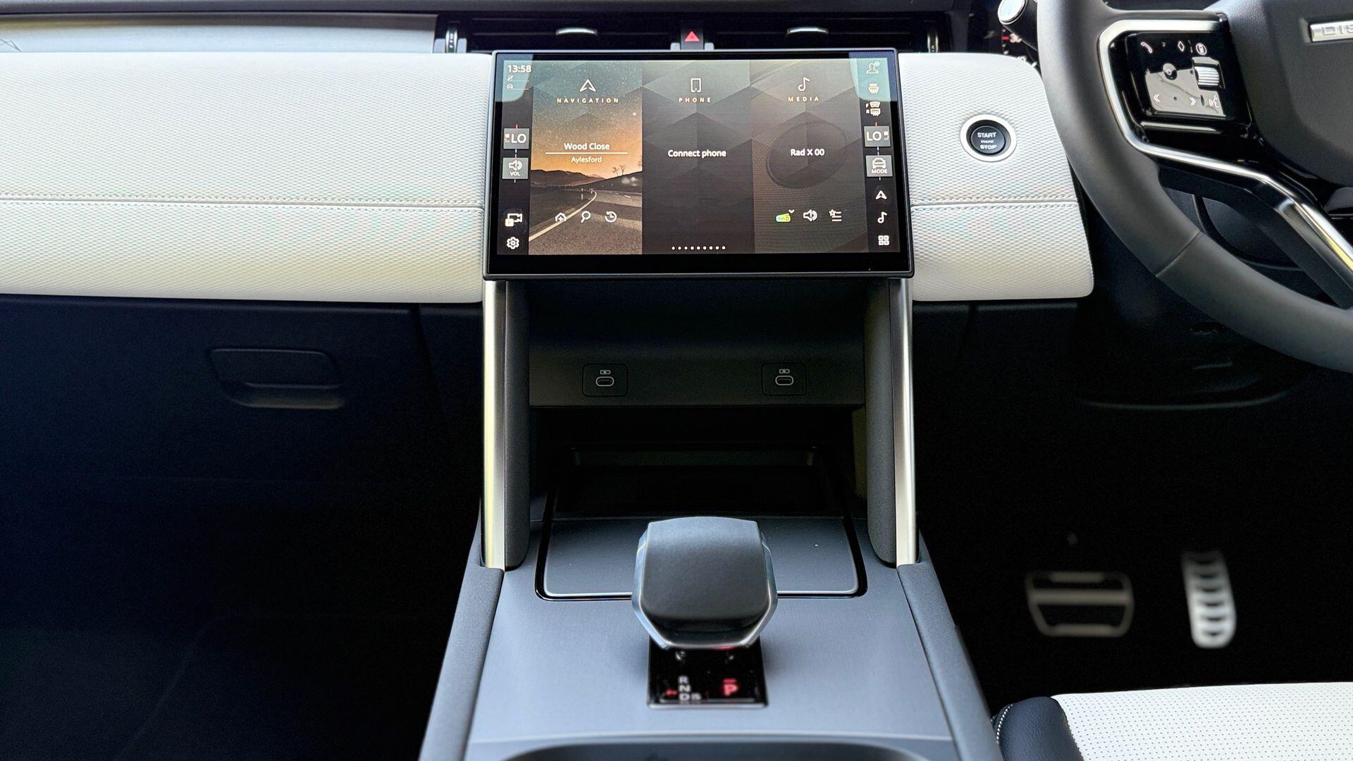 Land Rover Discovery Sport view 16