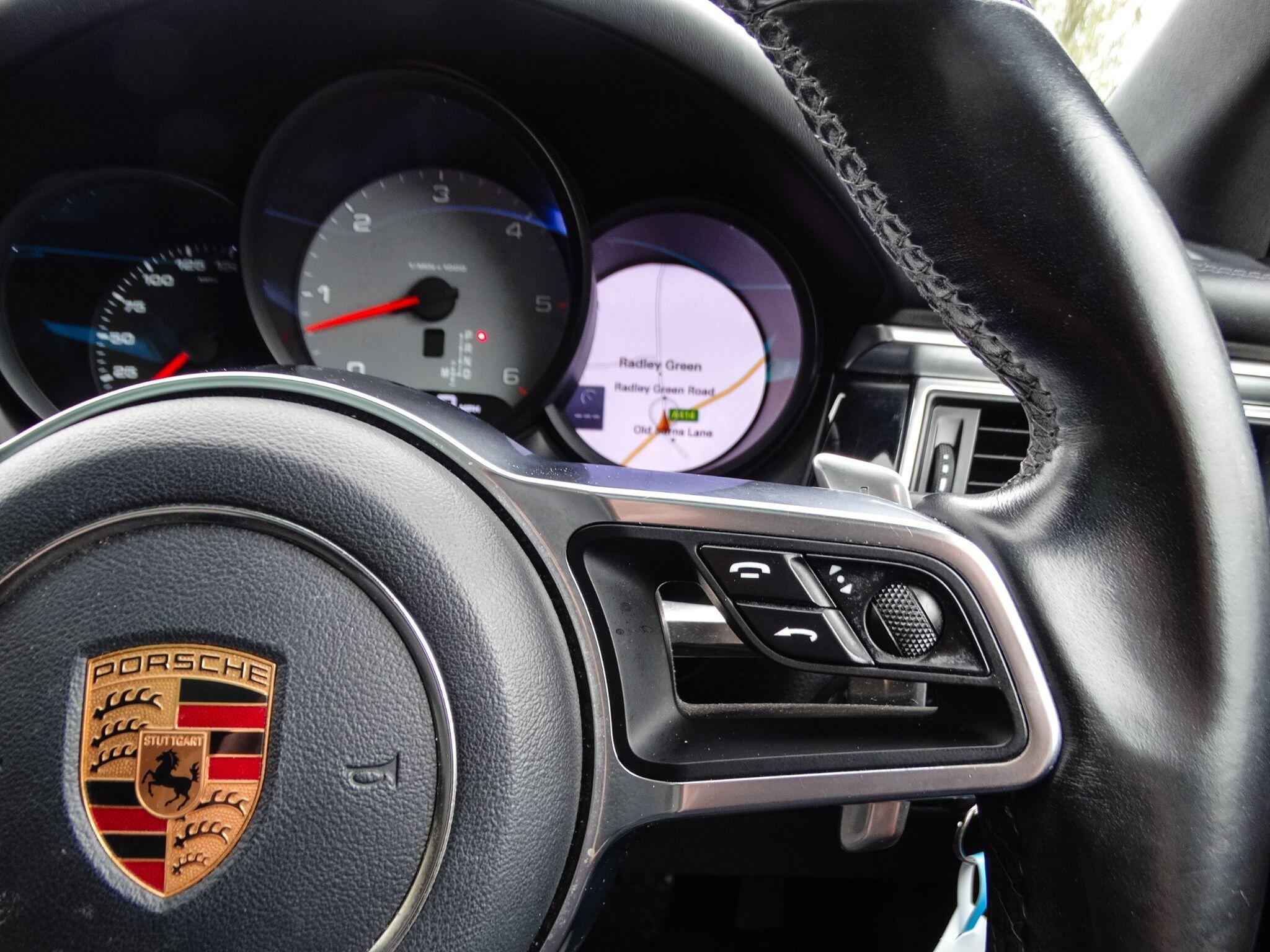 Porsche Macan view 28