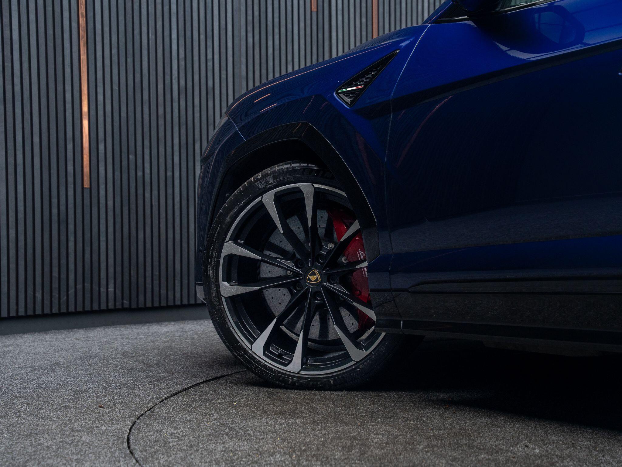 Lamborghini Urus view 15